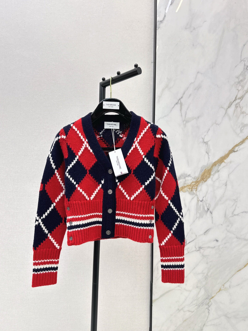 26Latest Autumn/Winter V-neck cropped cardigan featuring a diamond jacquard pattern