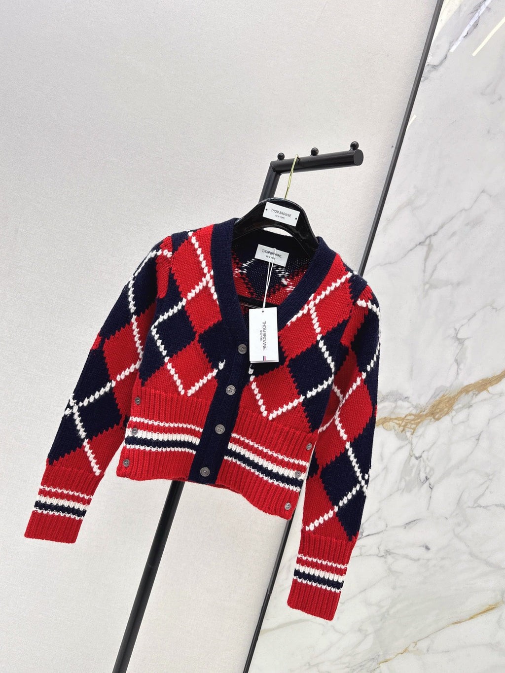 26Latest Autumn/Winter V-neck cropped cardigan featuring a diamond jacquard pattern
