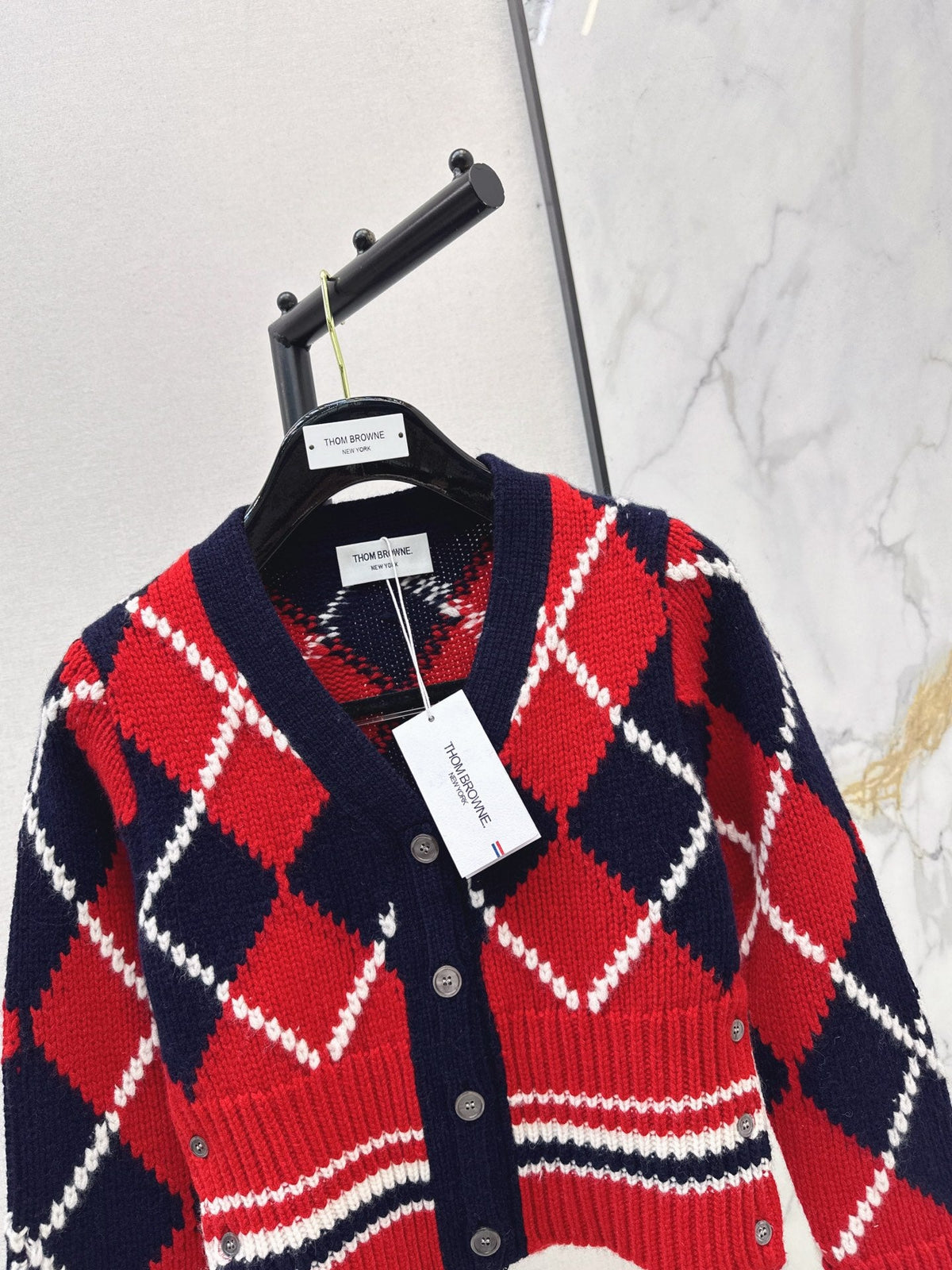 26Latest Autumn/Winter V-neck cropped cardigan featuring a diamond jacquard pattern