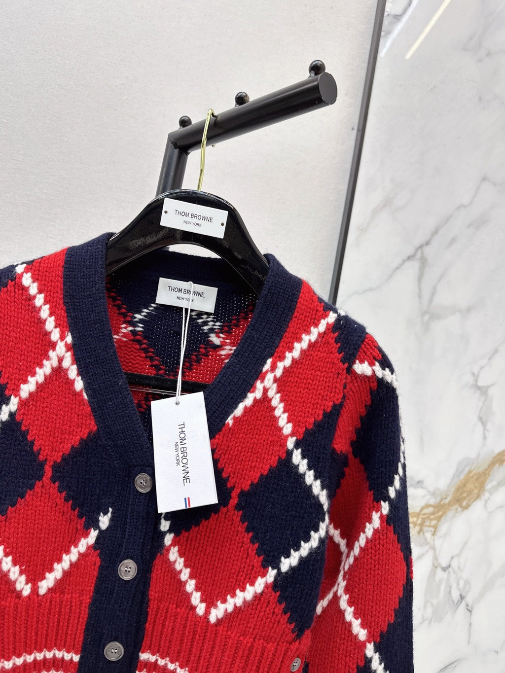26Latest Autumn/Winter V-neck cropped cardigan featuring a diamond jacquard pattern