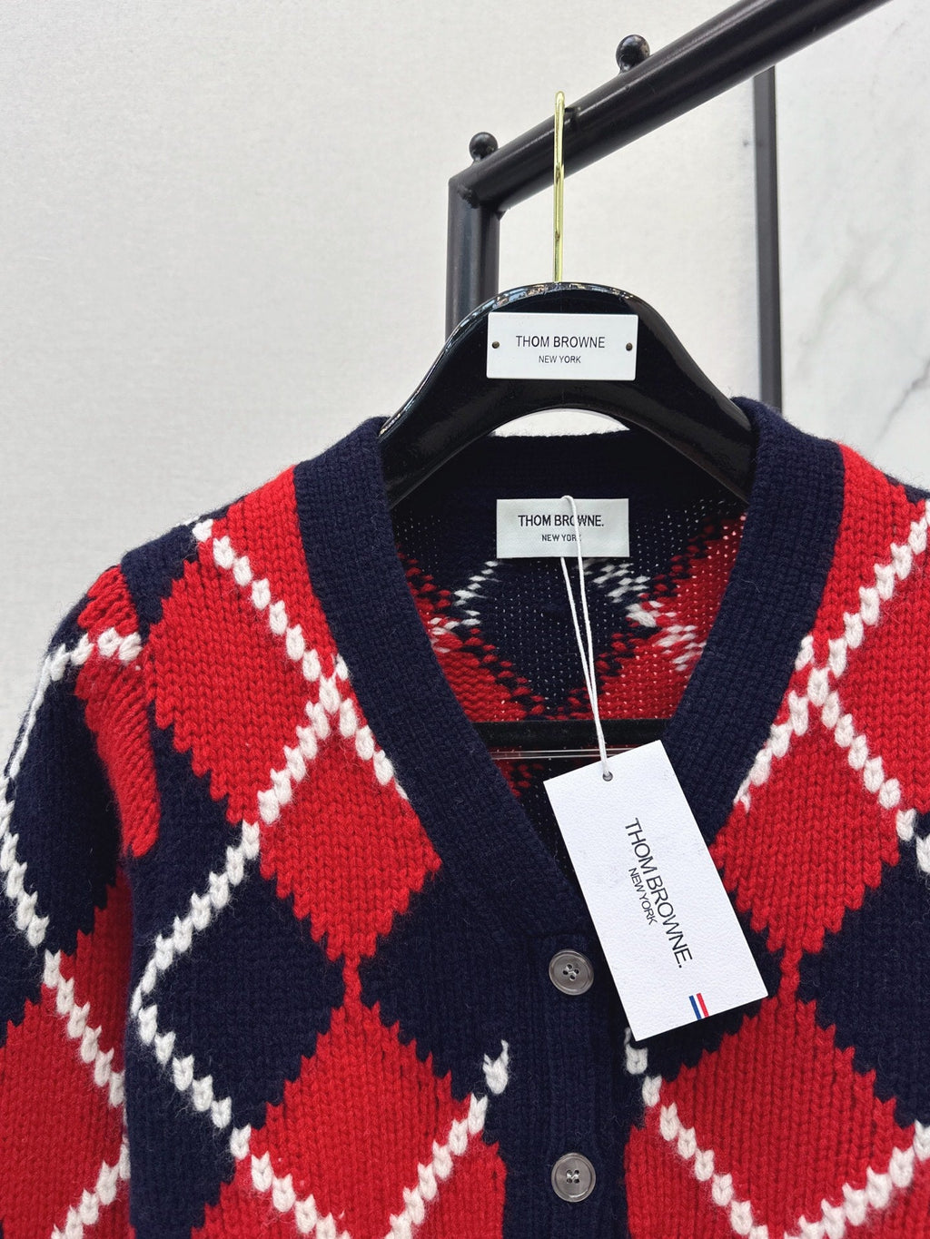 26Latest Autumn/Winter V-neck cropped cardigan featuring a diamond jacquard pattern