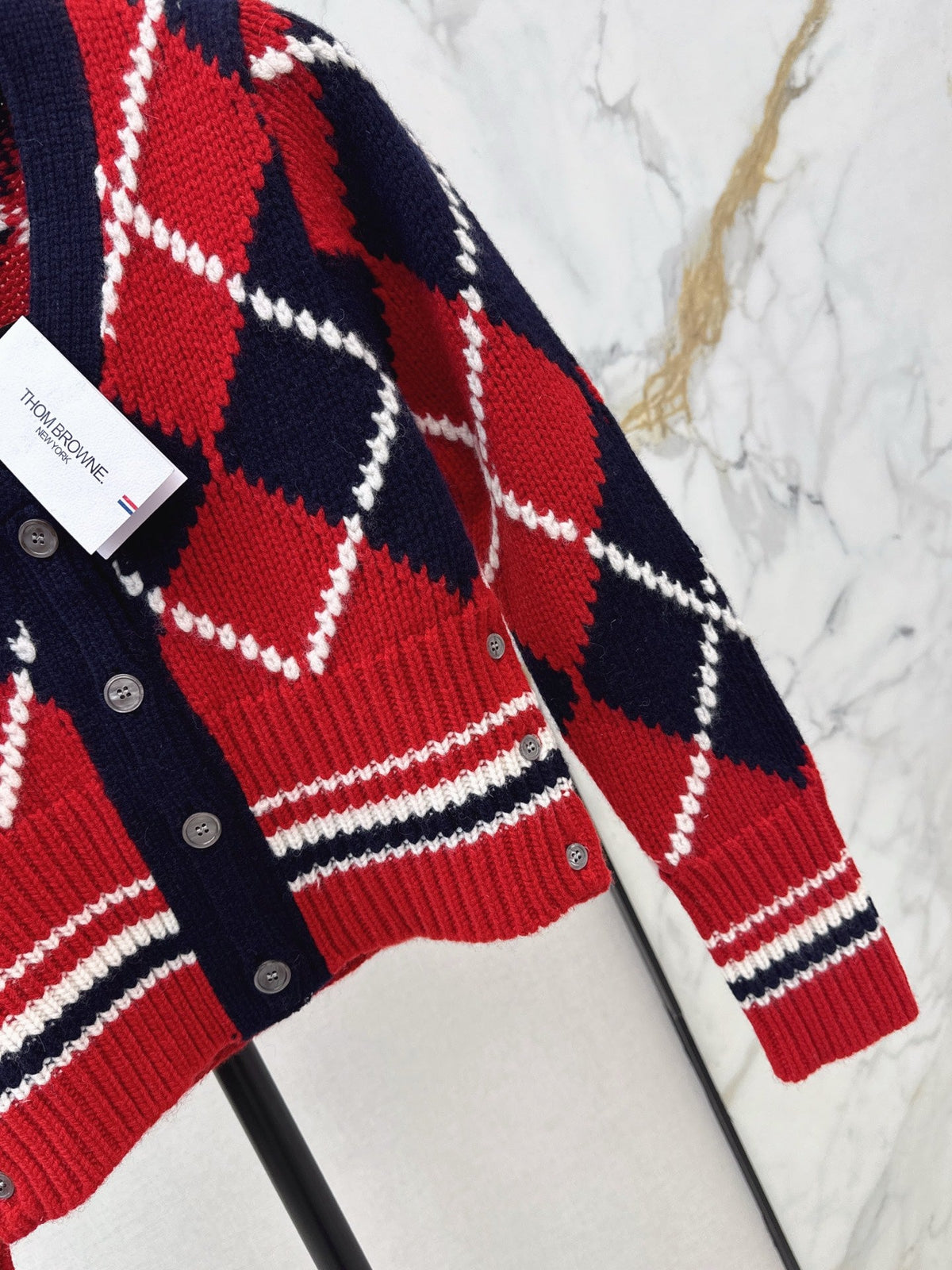 26Latest Autumn/Winter V-neck cropped cardigan featuring a diamond jacquard pattern