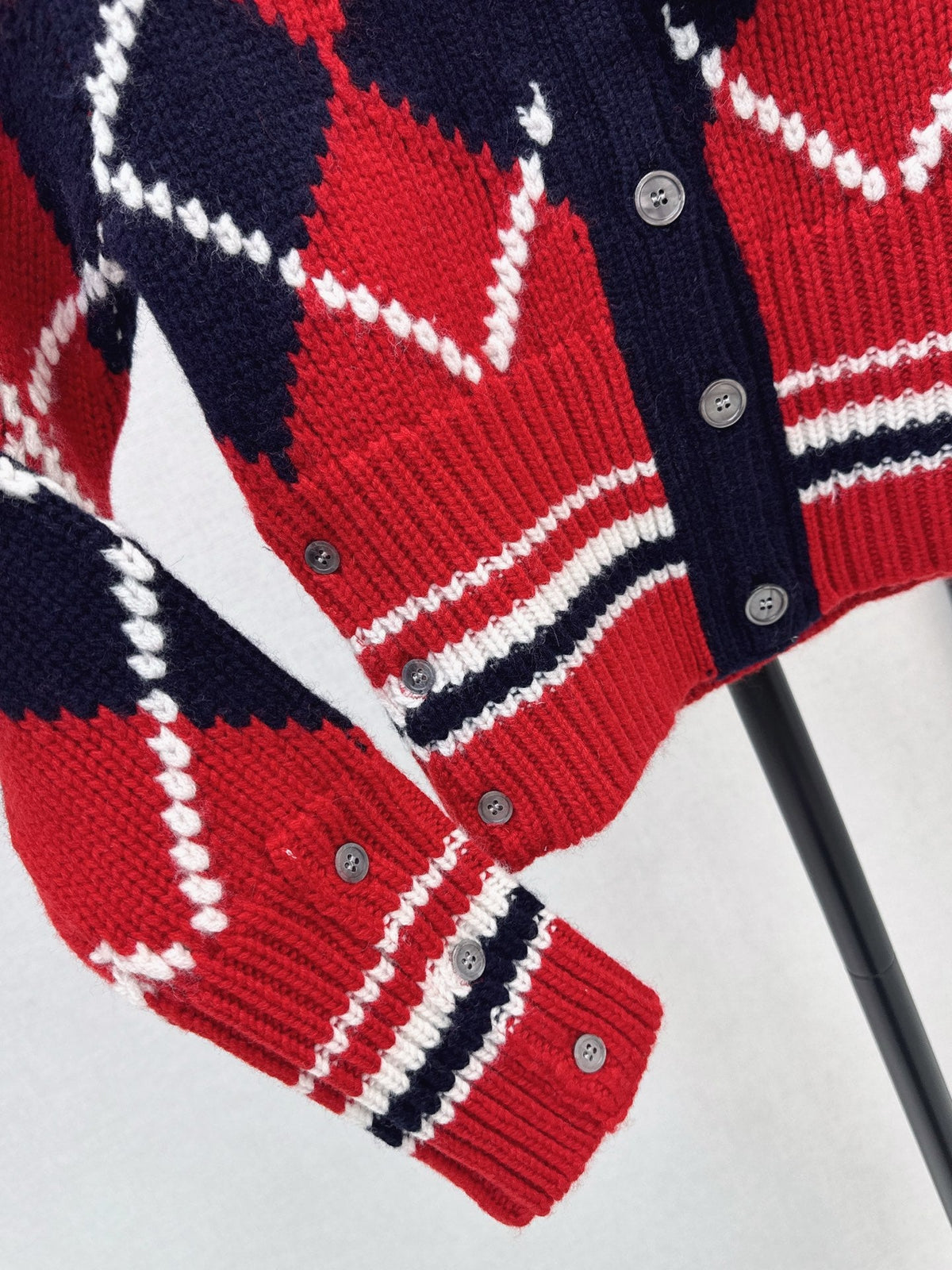 26Latest Autumn/Winter V-neck cropped cardigan featuring a diamond jacquard pattern