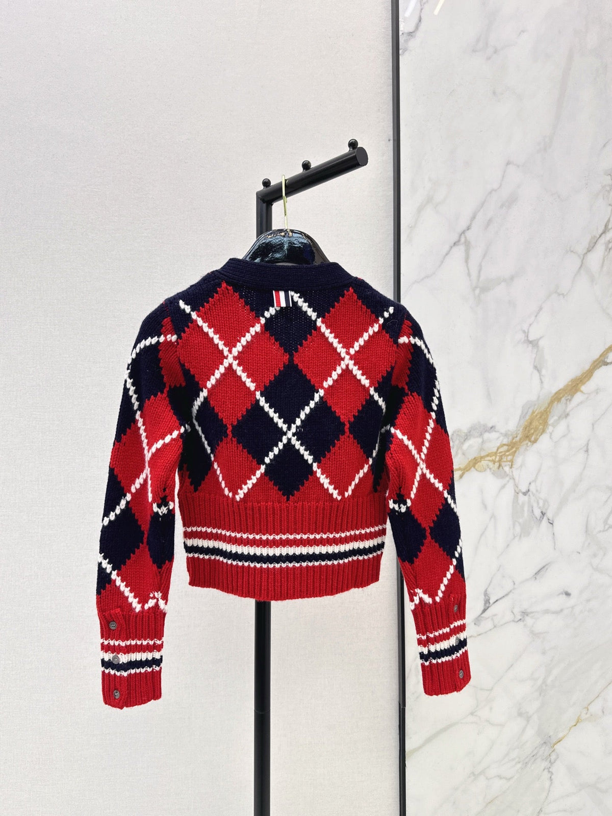 26Latest Autumn/Winter V-neck cropped cardigan featuring a diamond jacquard pattern