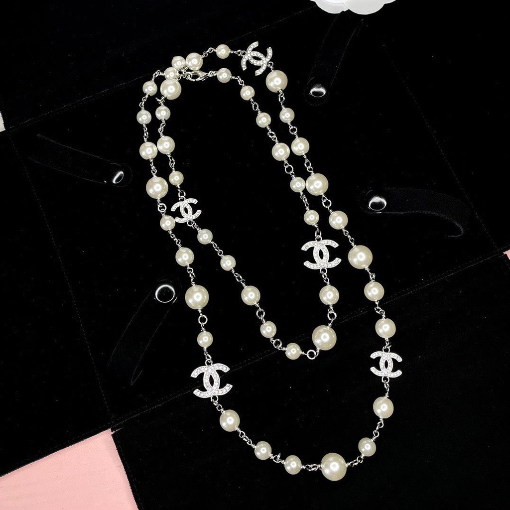 Sweater Pearl Necklace