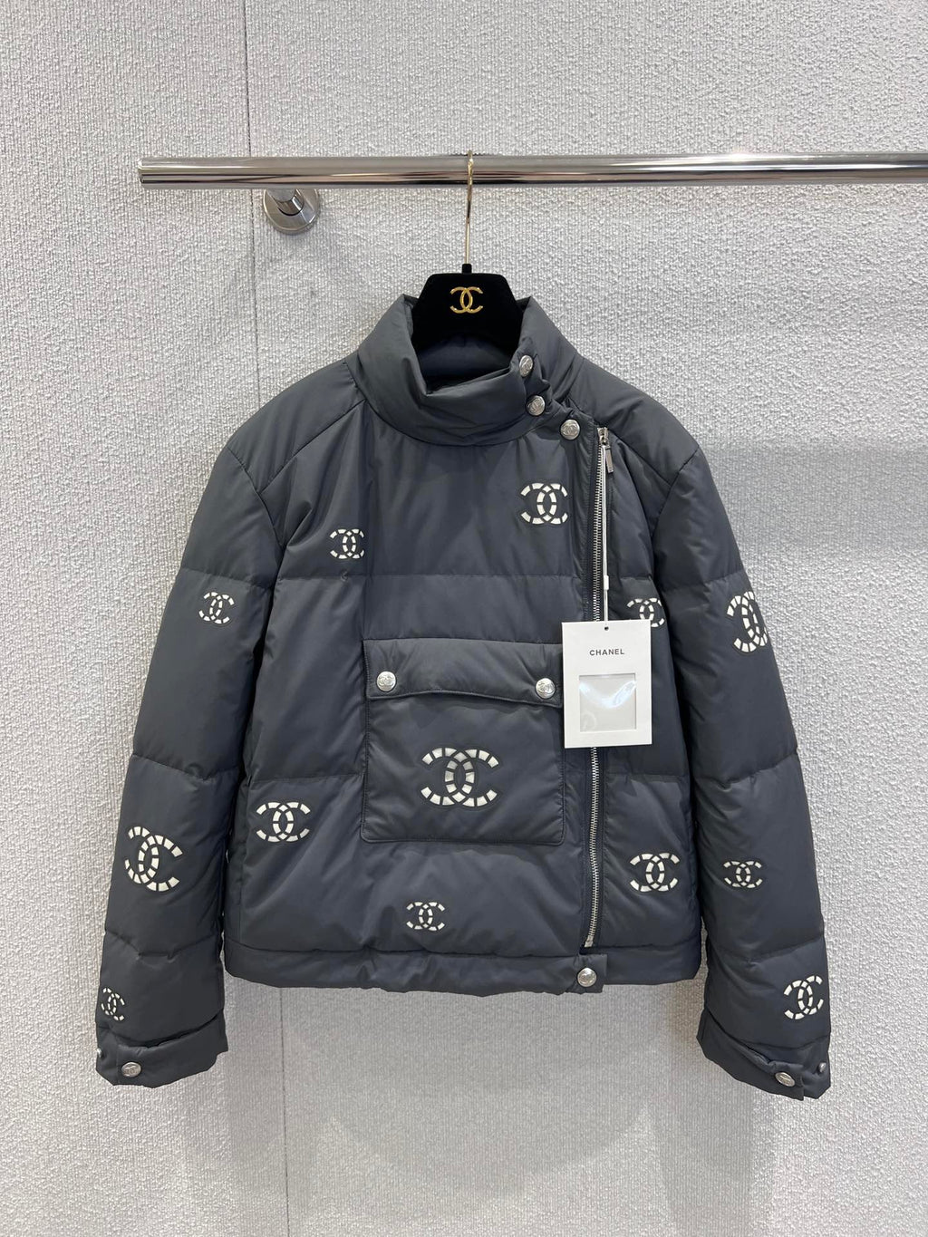 Hollowed-out, seam-sealed short down jacket