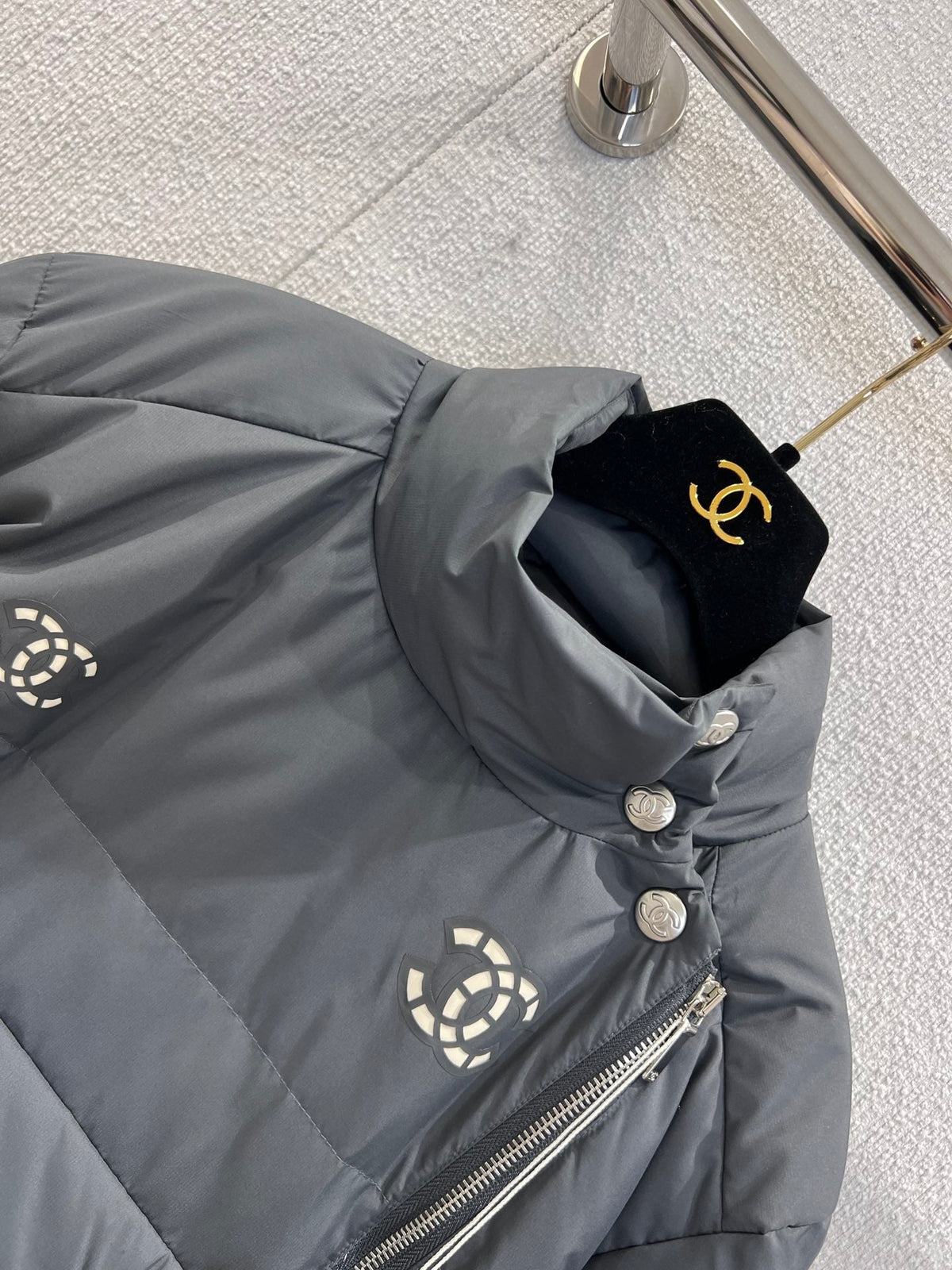 Hollowed-out, seam-sealed short down jacket