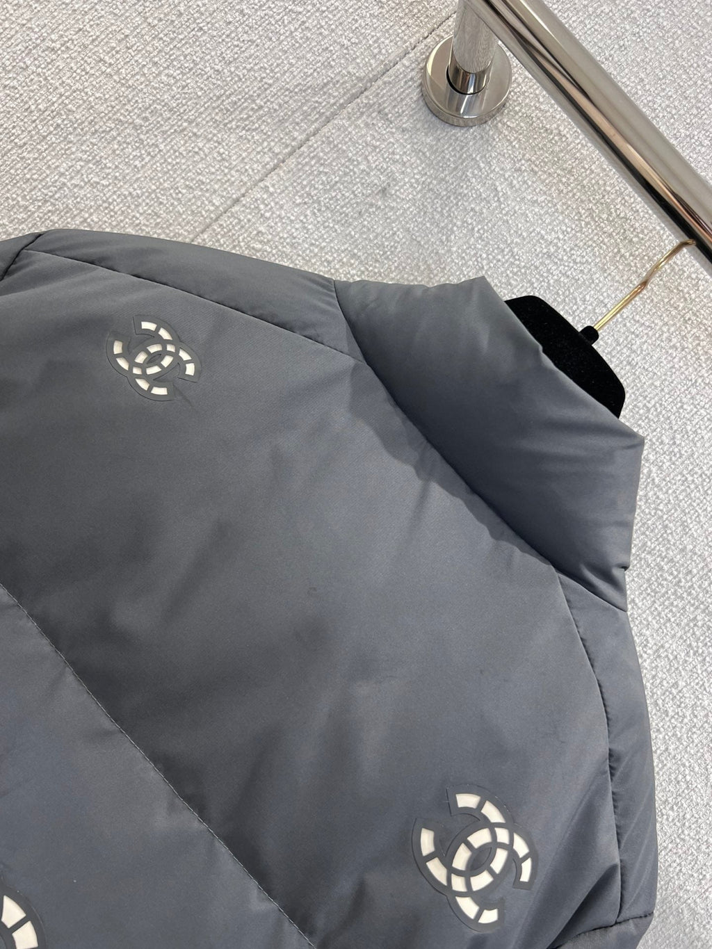 Hollowed-out, seam-sealed short down jacket