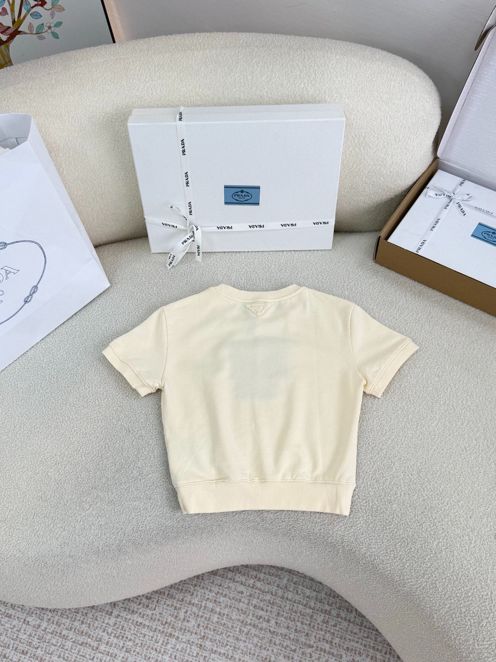 Creamy yellow simple short-sleeved shirt