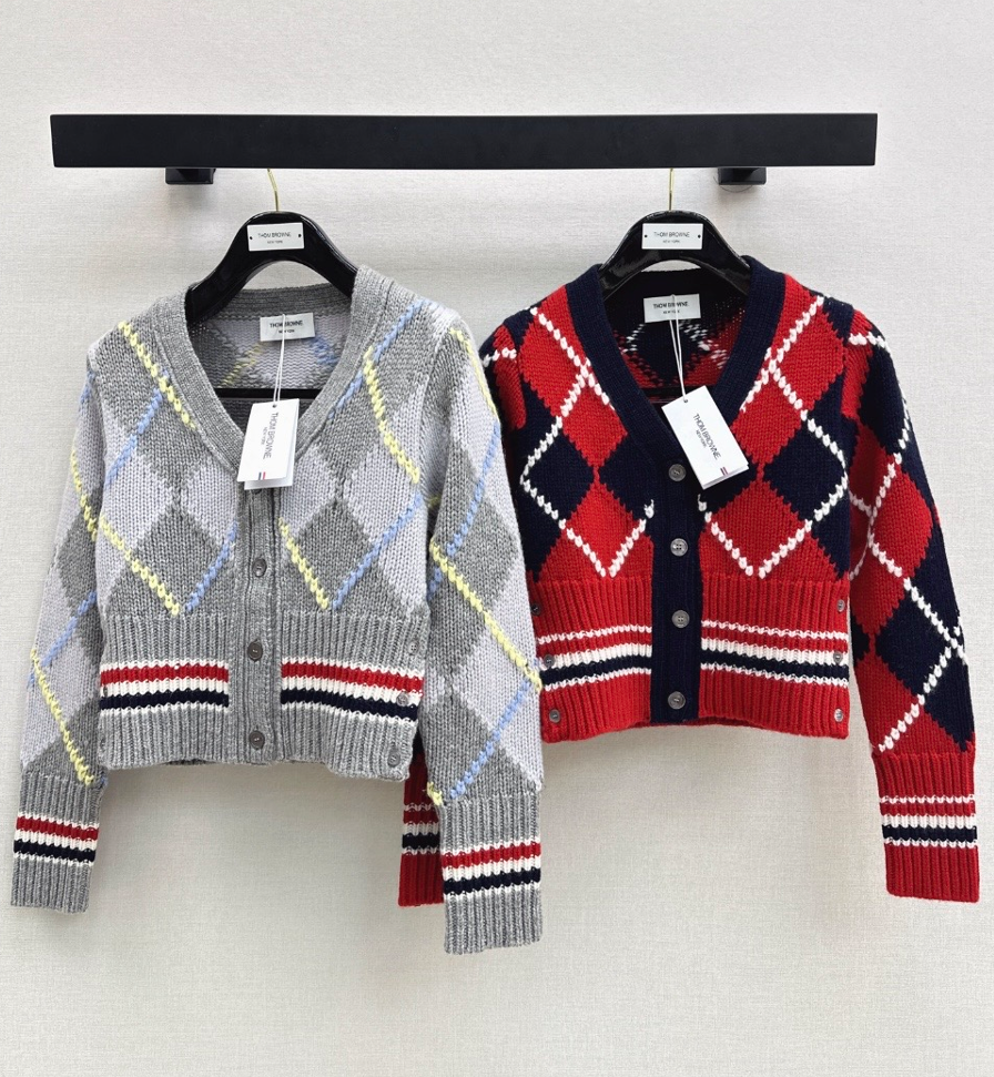 26Latest Autumn/Winter V-neck cropped cardigan featuring a diamond jacquard pattern