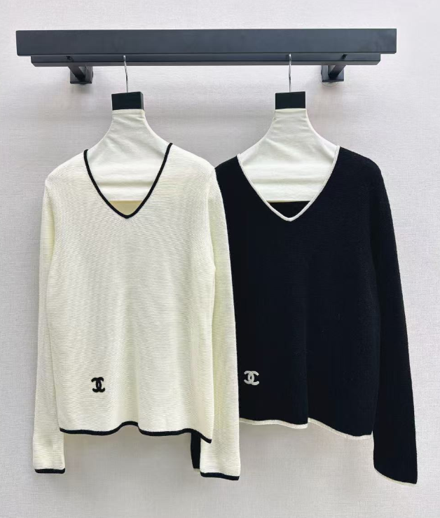 26Latest Autumn/Winter Classic Black & White Color-Block V-Neck Wool Knit Sweater