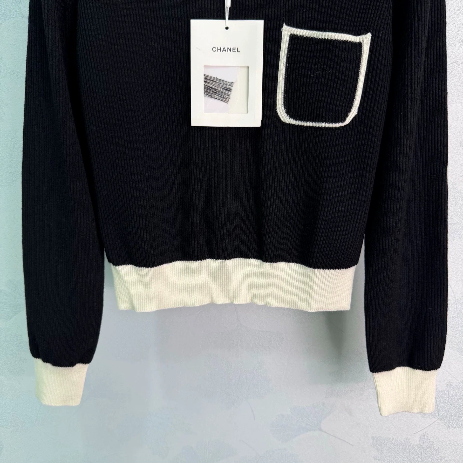 Chanel / 26 Early Autumn New Classic Black and White Contrast Knit Sweater