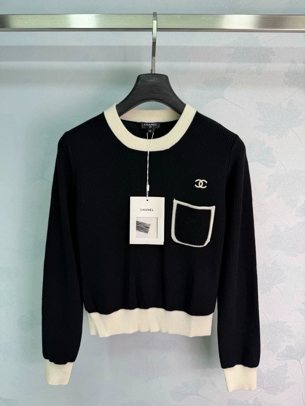 Chanel / 26 Early Autumn New Classic Black and White Contrast Knit Sweater