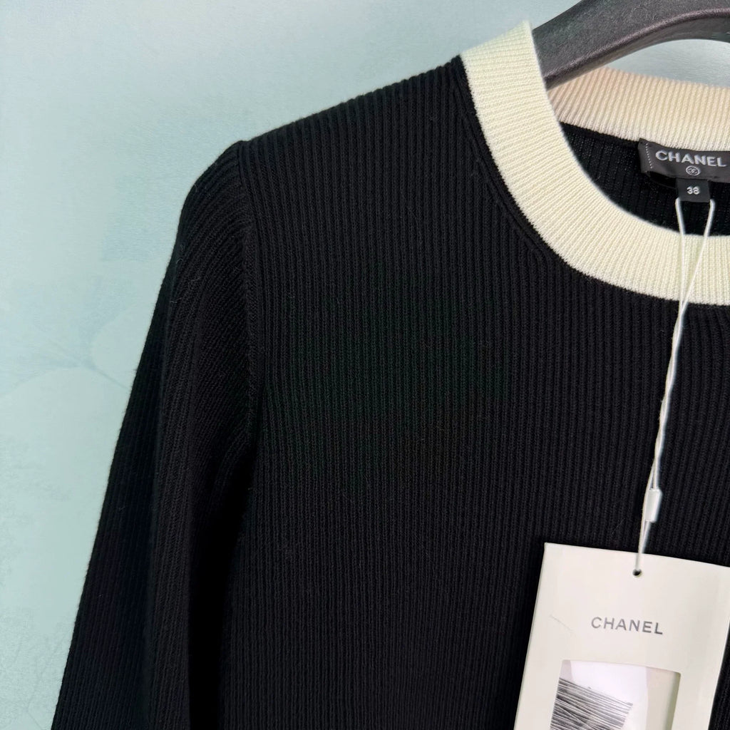 Chanel / 26 Early Autumn New Classic Black and White Contrast Knit Sweater