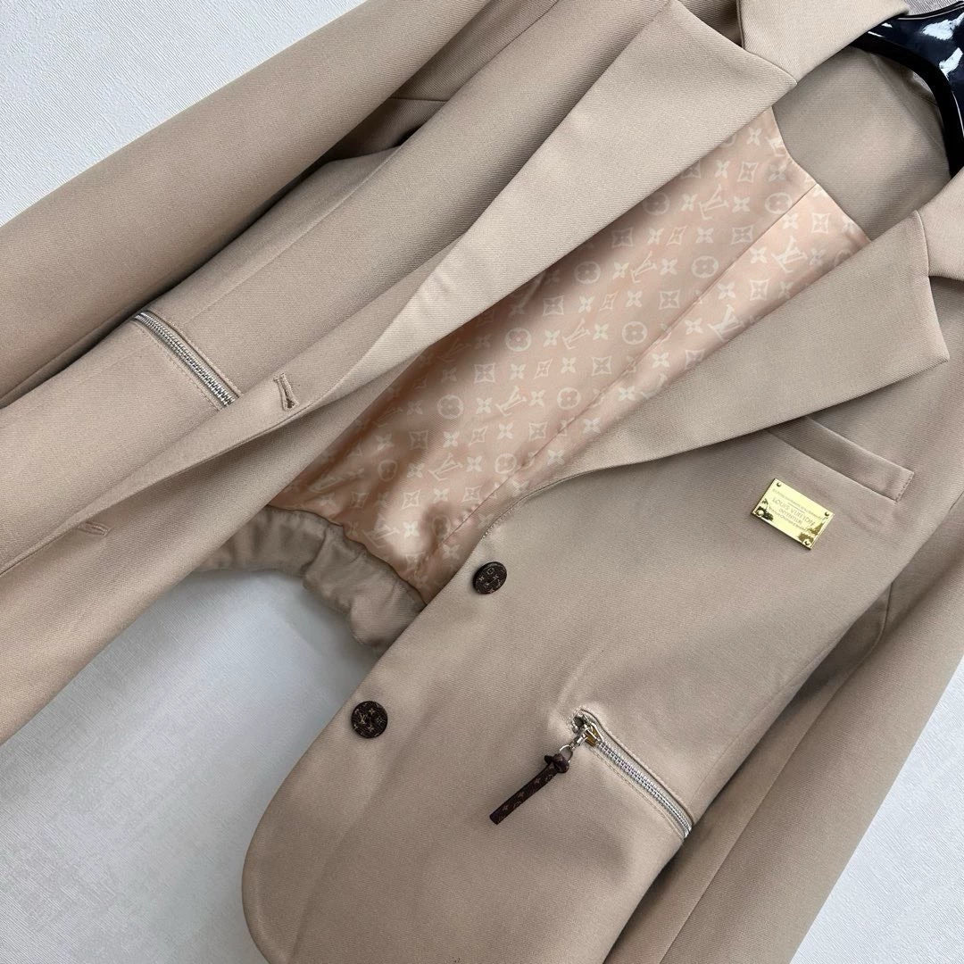 Louis Vuitton / 26 New Leather Buckle Pleated Blazer