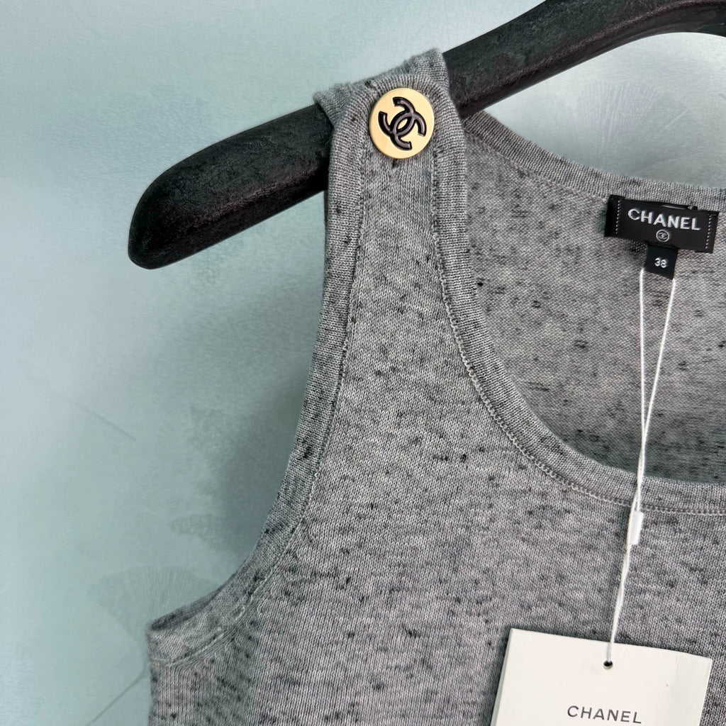 Chanel / 26 Early Autumn New Grey Knit Vest