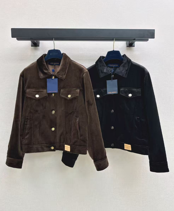 26Latest Autumn/Winter Jacket with Logo-Print Lining and Fold-Over Collar