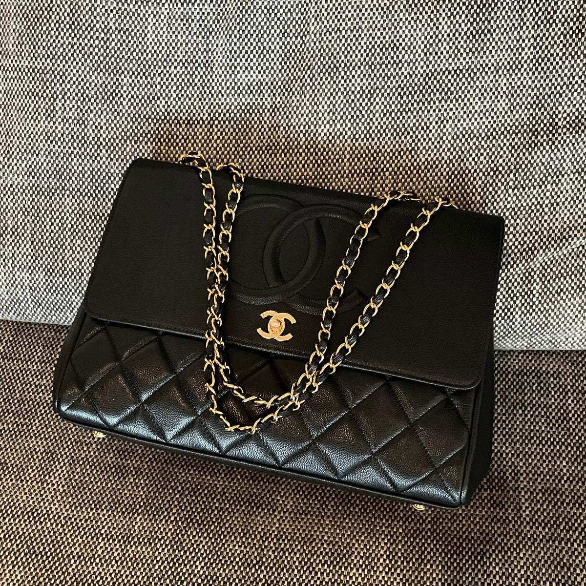 CHANEL 26S LARGE CC LOGO FLAP SHOULDER BAG 33 IN BLACK CAVIAR CALFSKIN GOLD HARDWARE