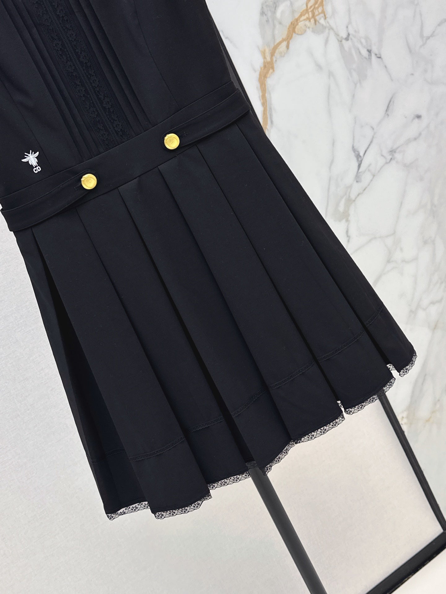 26SS NEW Bee Embroidery Sleeveless Dress 🖤