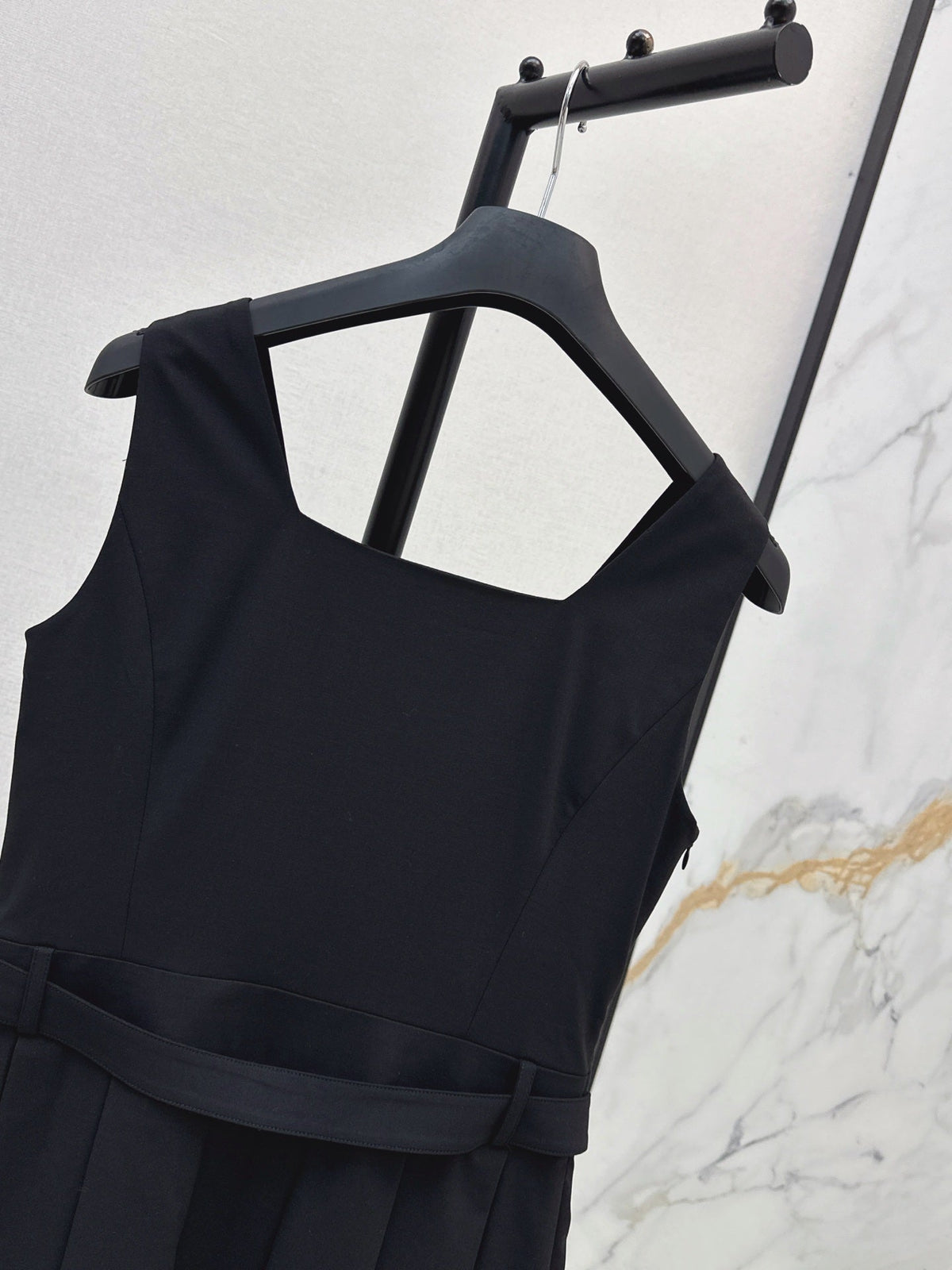 26SS NEW Bee Embroidery Sleeveless Dress 🖤