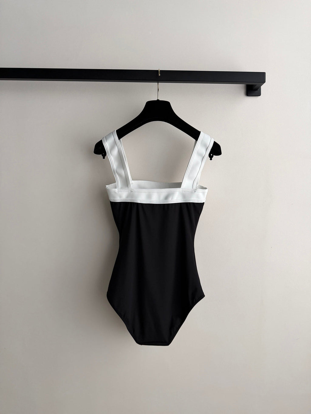 26SS NEW Black and White Color Block One-Piece Strap Swimsuit