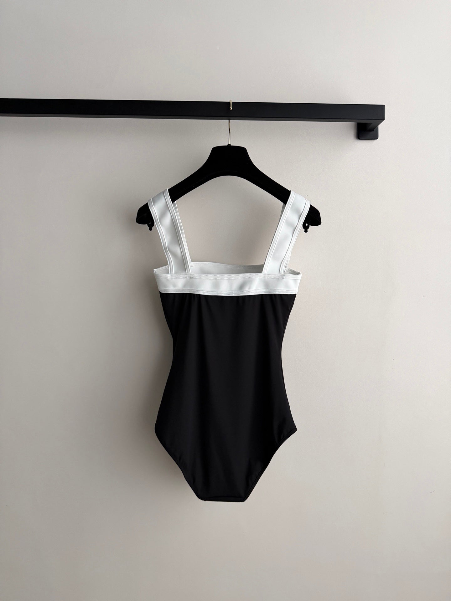 26SS NEW Black and White Color Block One-Piece Strap Swimsuit