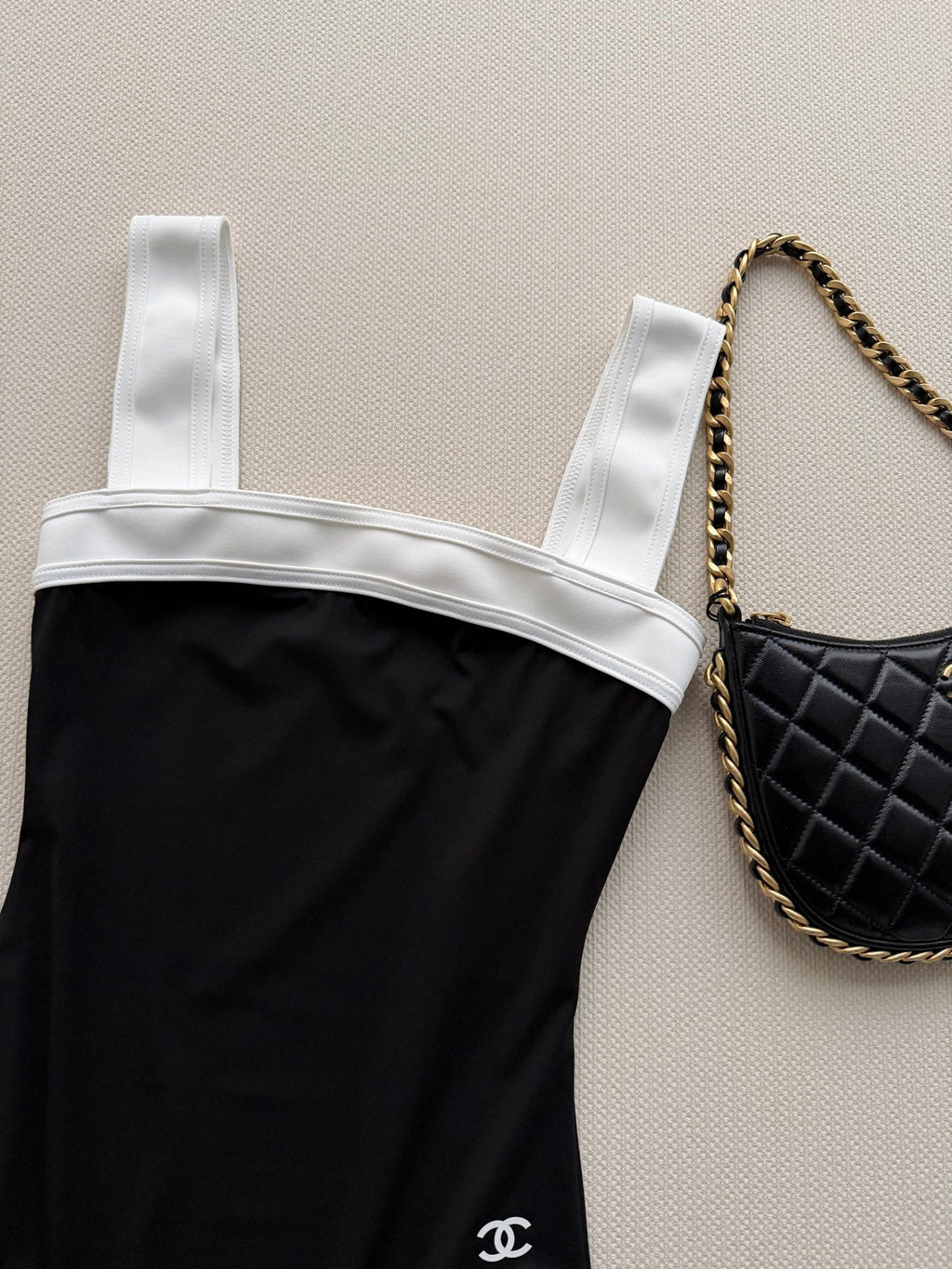 26SS NEW Black and White Color Block One-Piece Strap Swimsuit