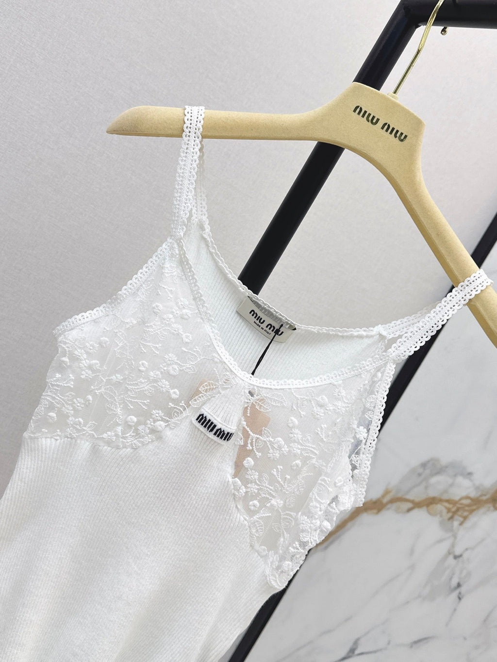 26SS NEW Lace-trimmed camisole knit top 🤍