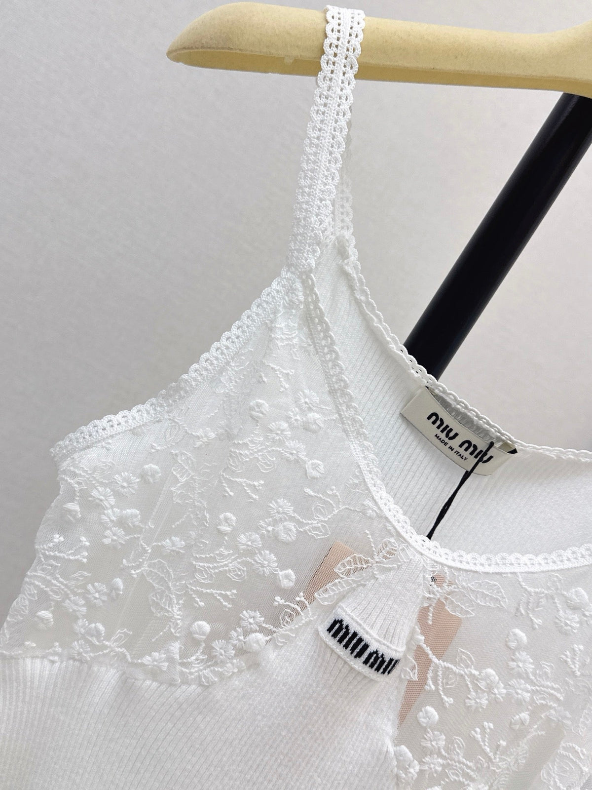 26SS NEW Lace-trimmed camisole knit top 🤍