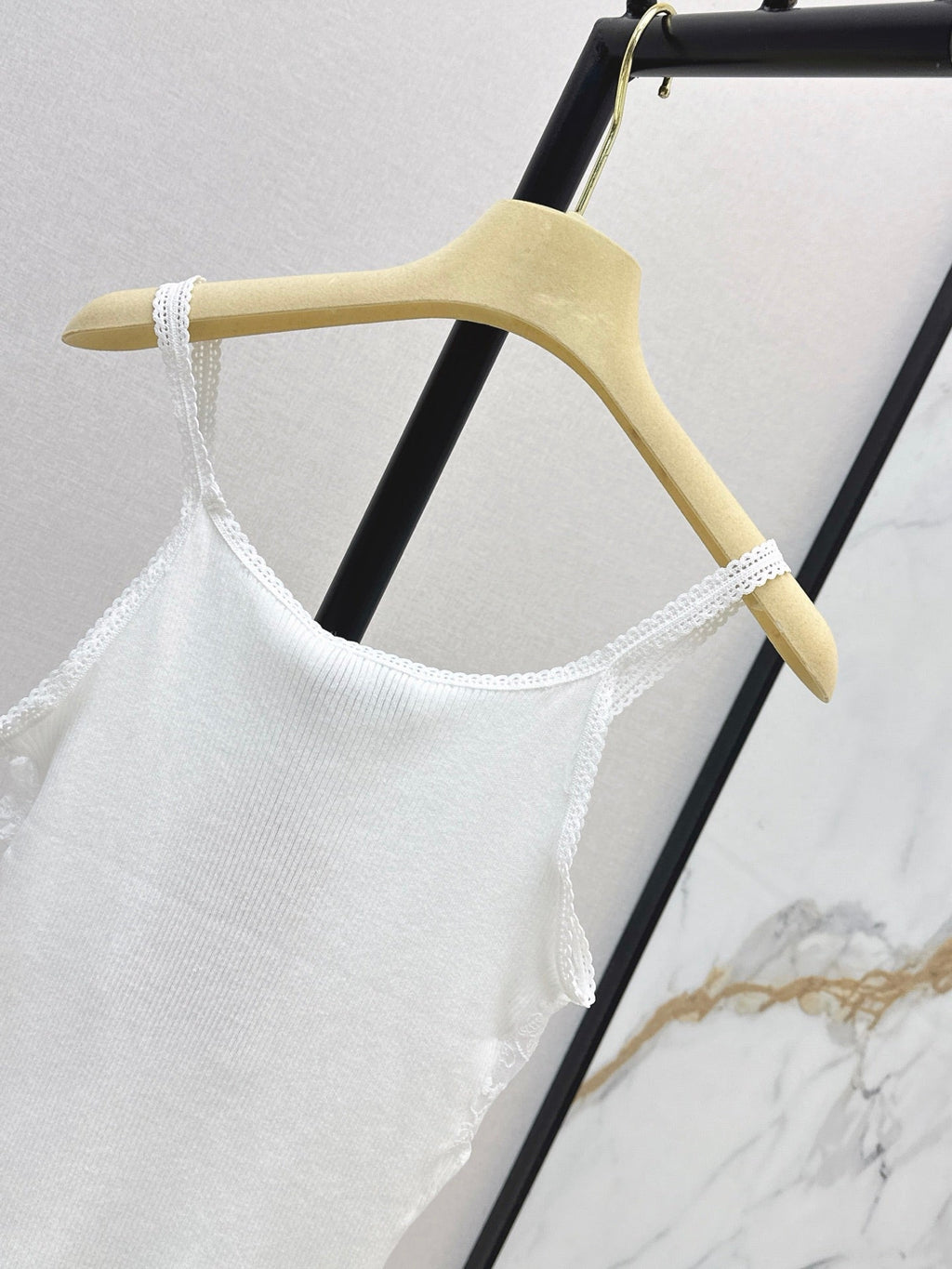 26SS NEW Lace-trimmed camisole knit top 🤍