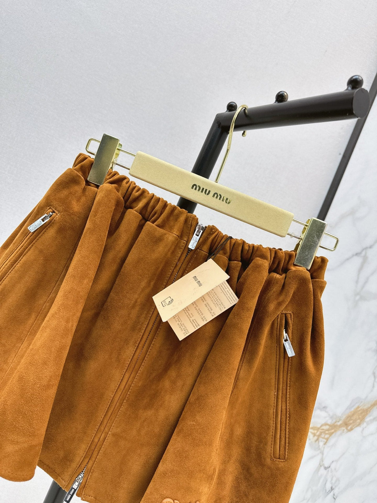 ❤️‍🔥Limited edition❤️‍🔥  26SS New Suede-Finish Pleated Mini Skirt with Zipper Detail 🤎