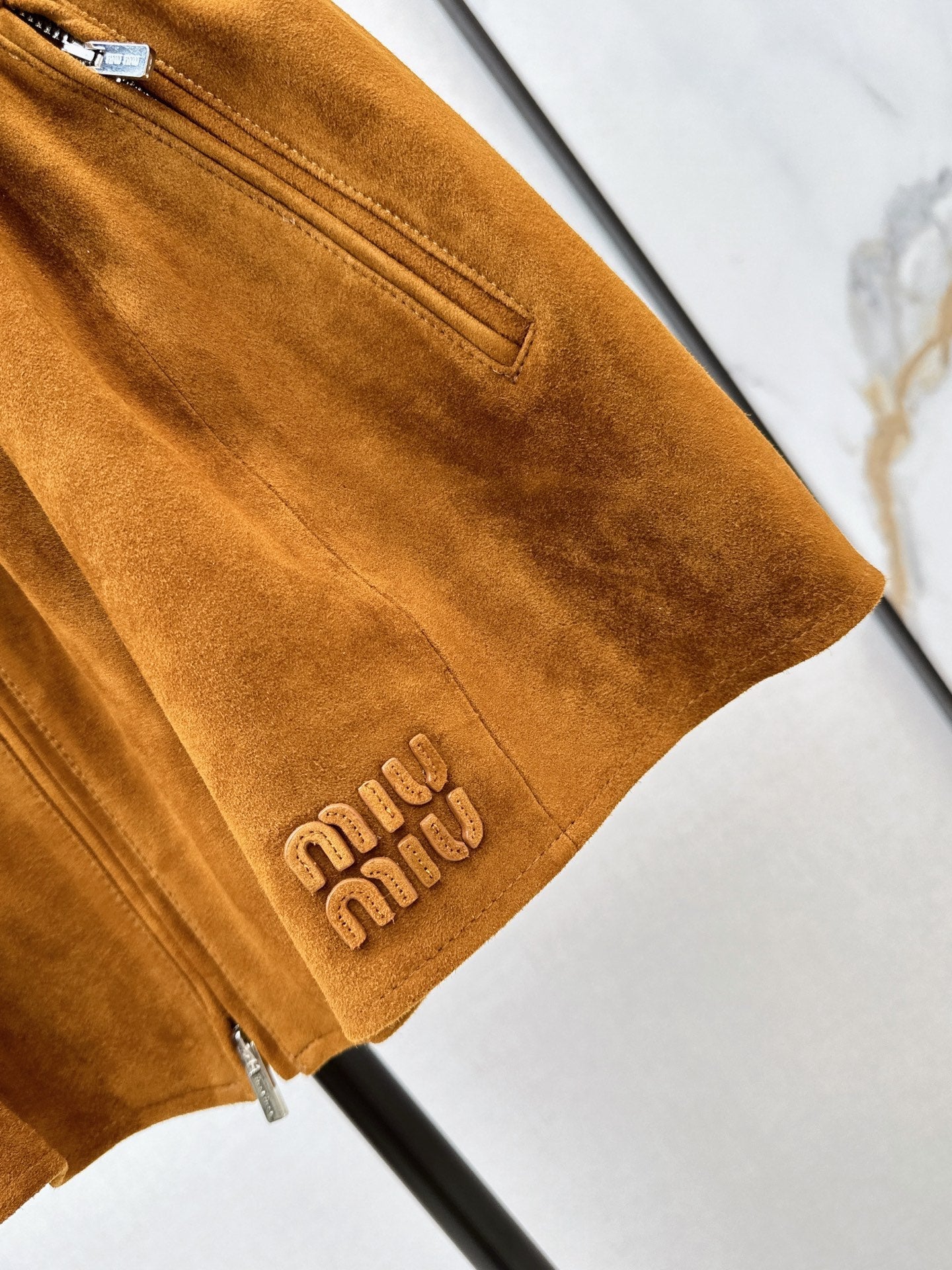 ❤️‍🔥Limited edition❤️‍🔥  26SS New Suede-Finish Pleated Mini Skirt with Zipper Detail 🤎