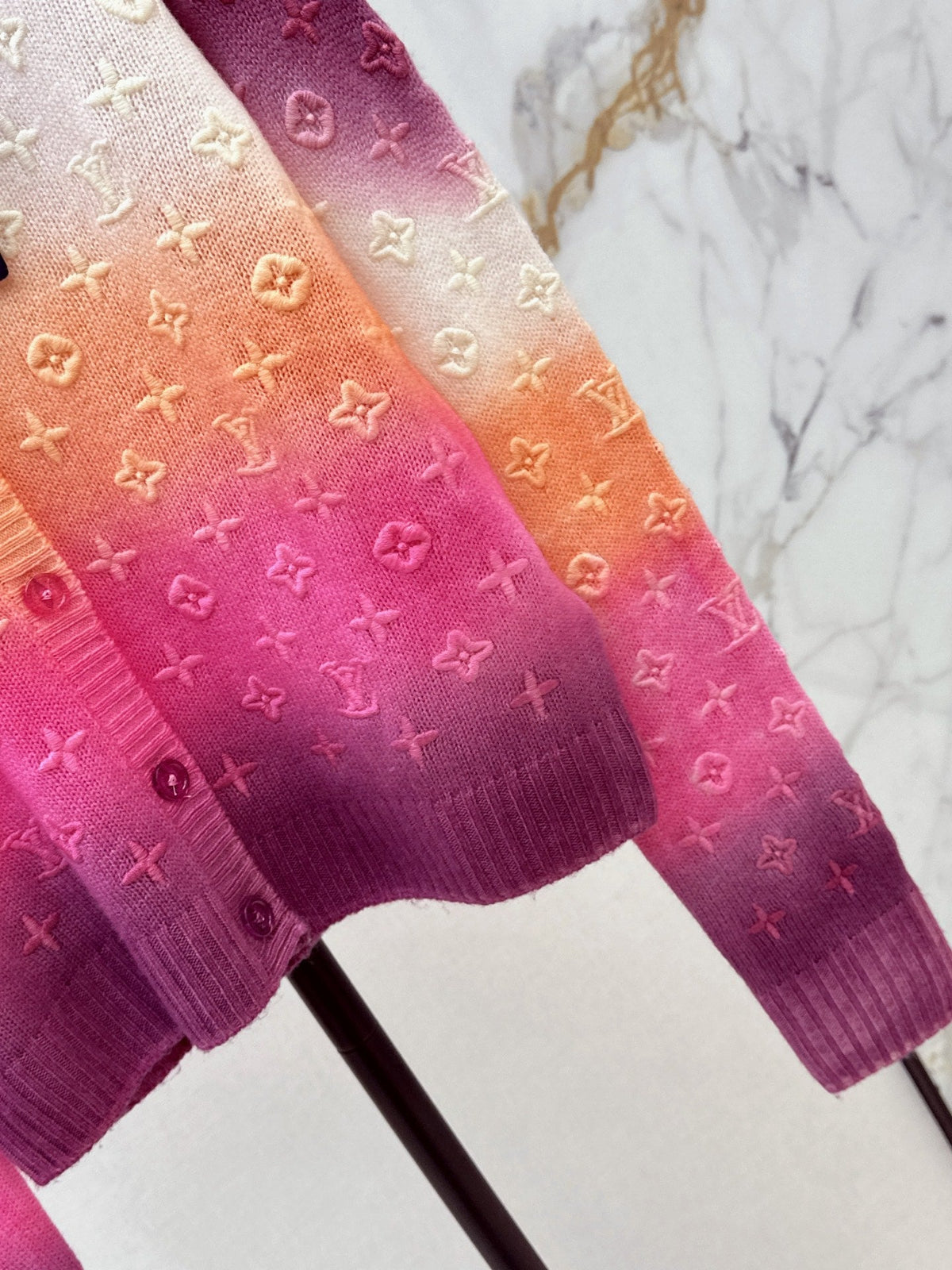 26SS New Cashmere Knit Cardigan with Gradient Ombré Effect and Embossed Logo 🤍