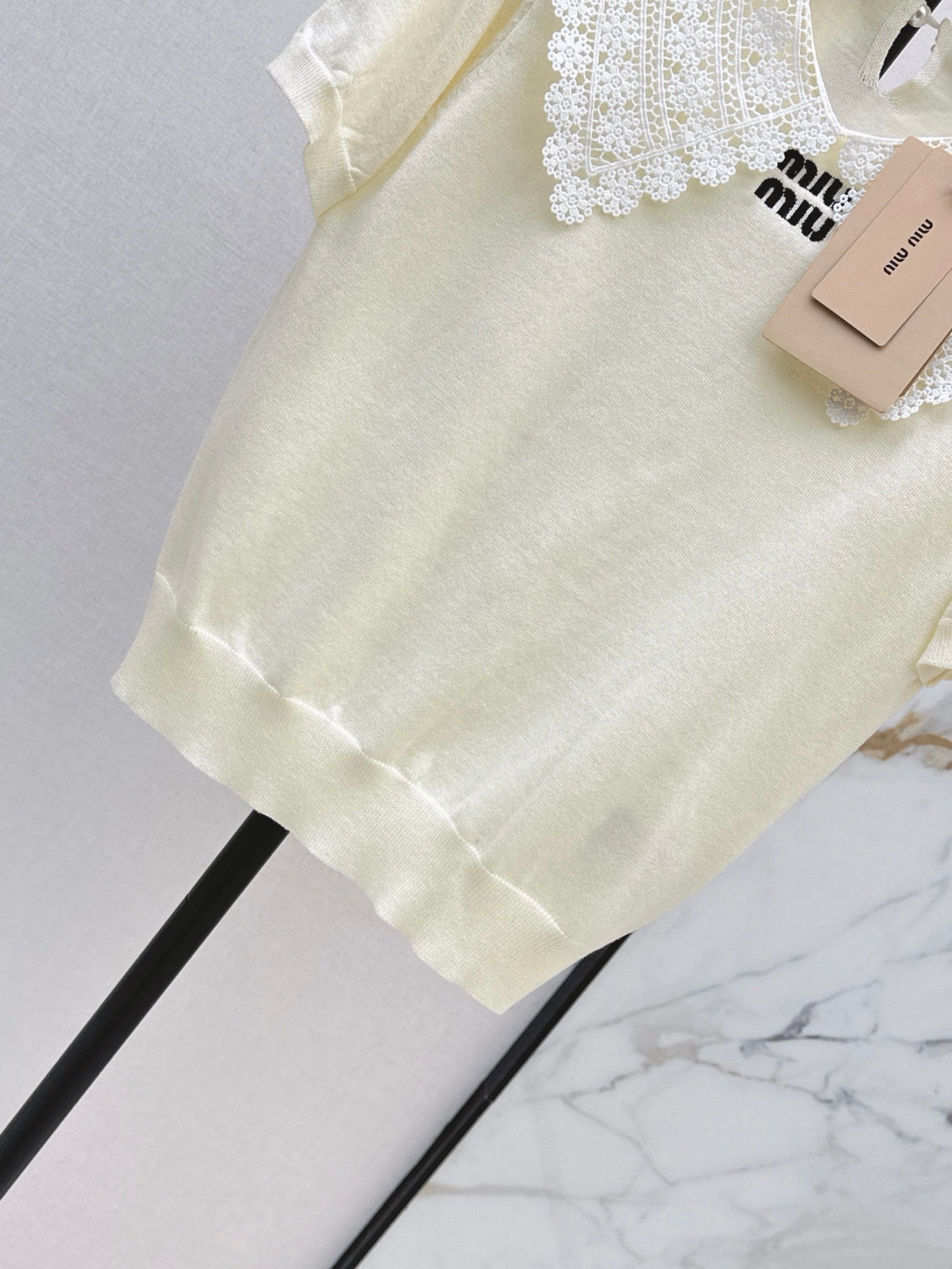 26SS New Faux-Layer Knit Top with Contrast-Color Lace Collar 🤍