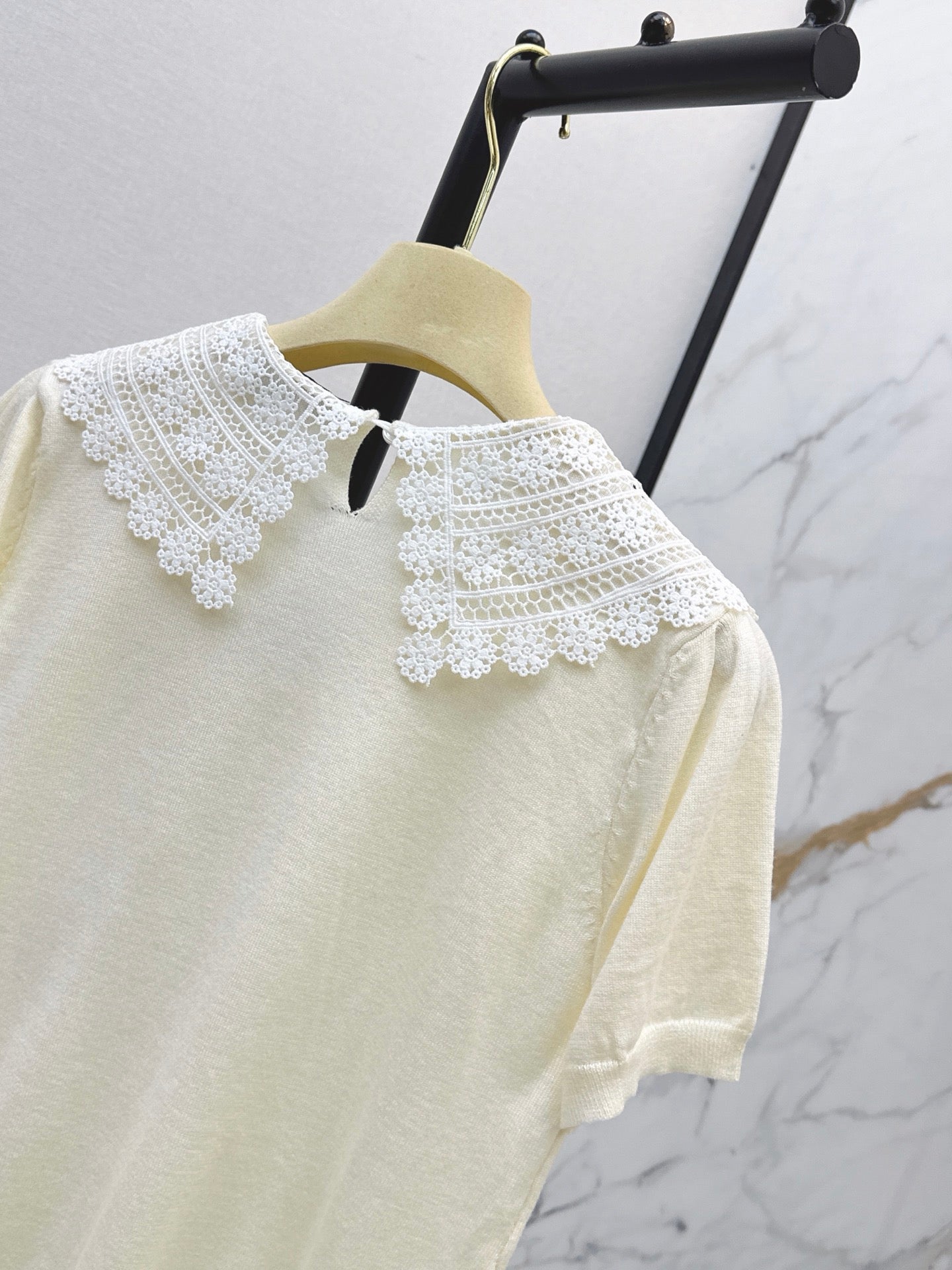 26SS New Faux-Layer Knit Top with Contrast-Color Lace Collar 🤍