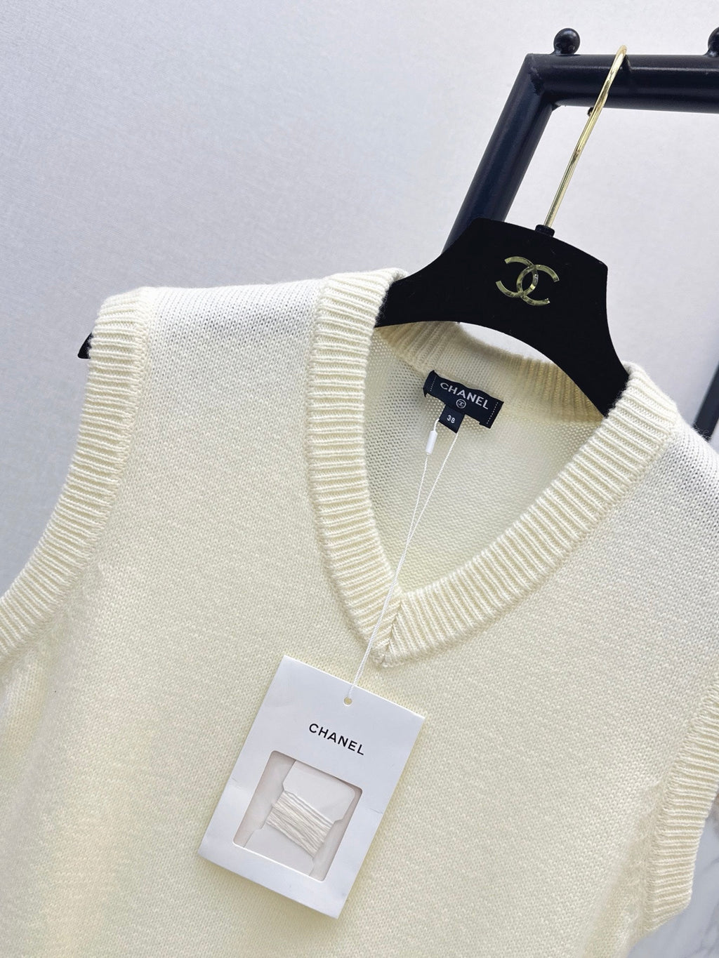 26FW New Métiers d'Art Collection V-Neck Knit Vest 🖤