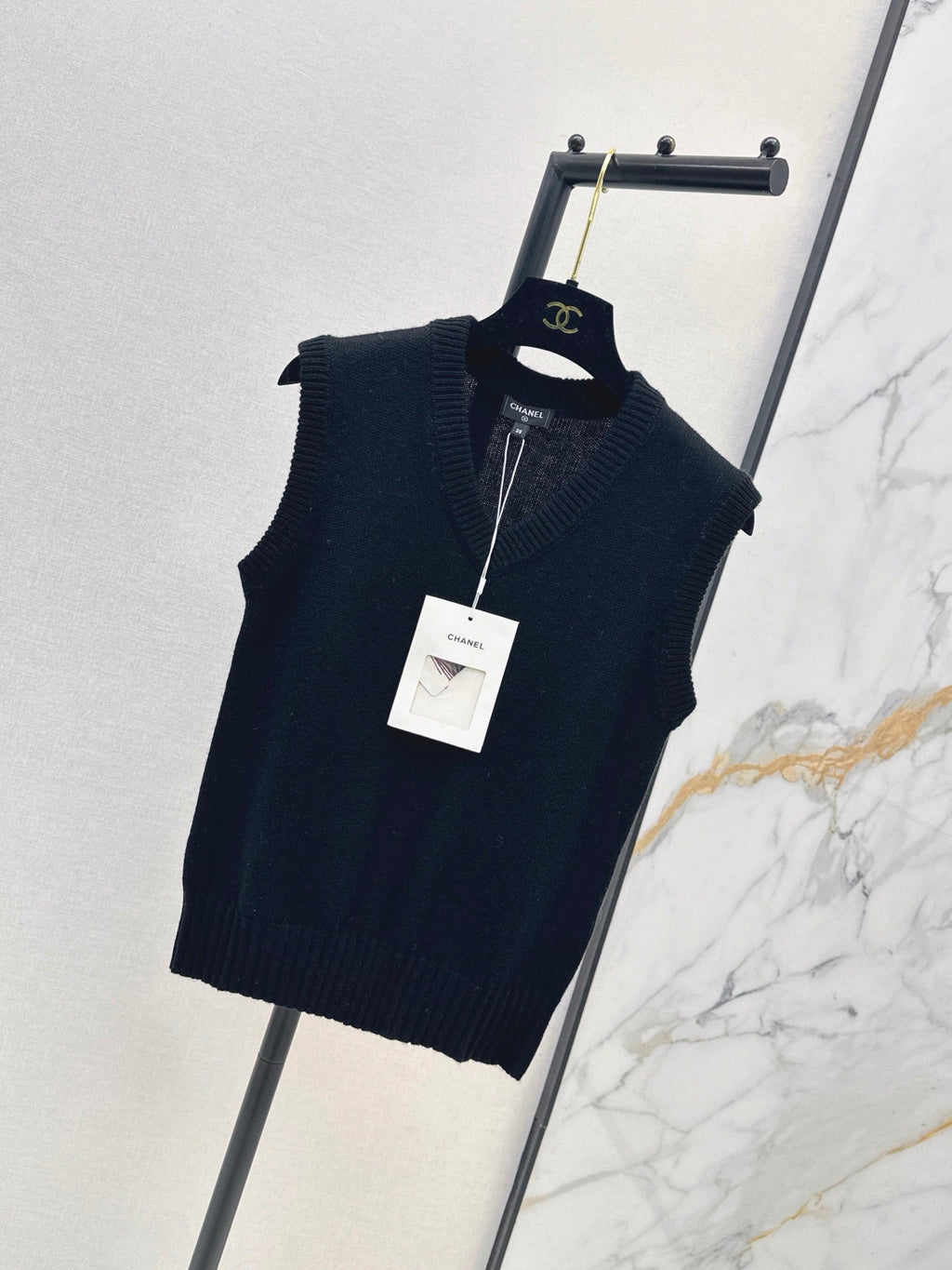 26FW New Métiers d'Art Collection V-Neck Knit Vest 🖤