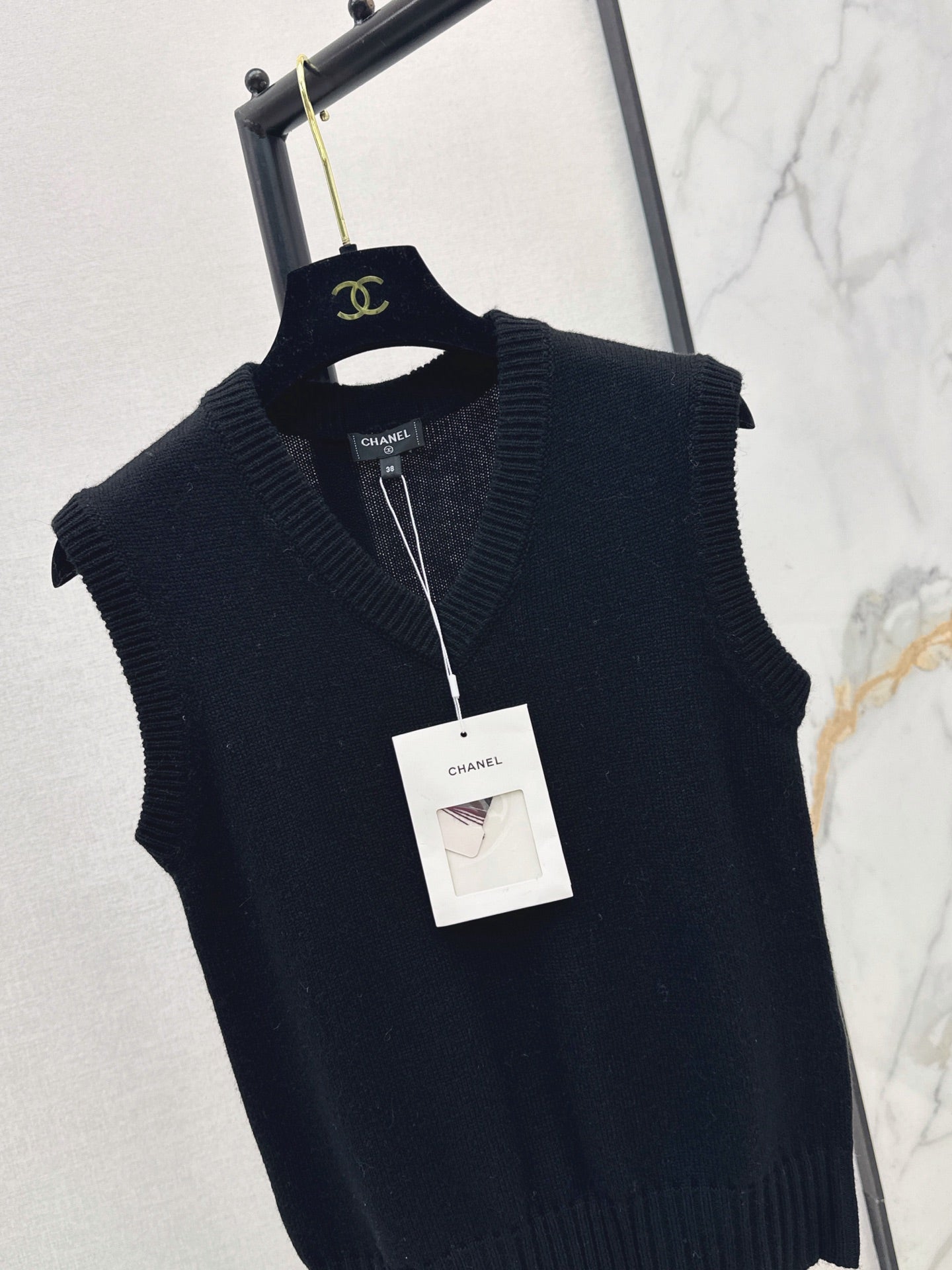 26FW New Métiers d'Art Collection V-Neck Knit Vest 🖤