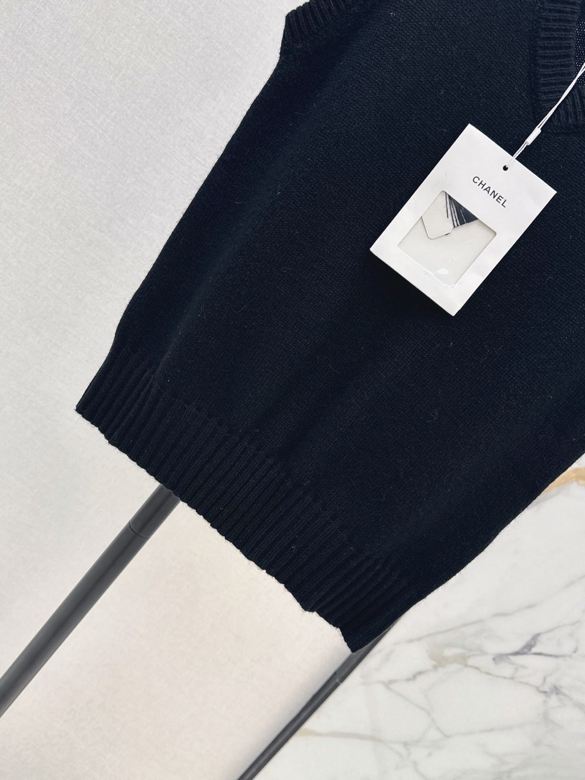 26FW New Métiers d'Art Collection V-Neck Knit Vest 🖤