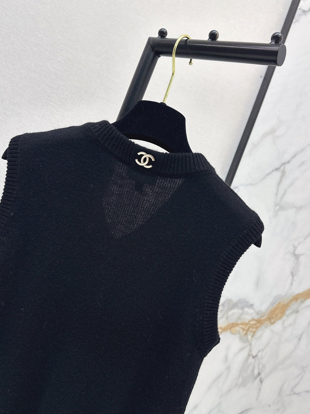 26FW New Métiers d'Art Collection V-Neck Knit Vest 🖤
