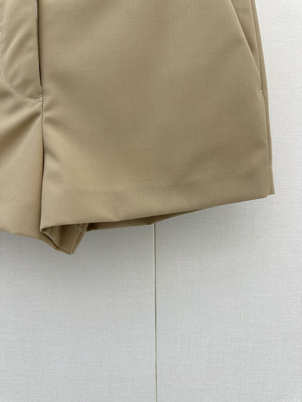 26FW New High-Waisted Wool Shorts with Small Embroidered Logo 🤎