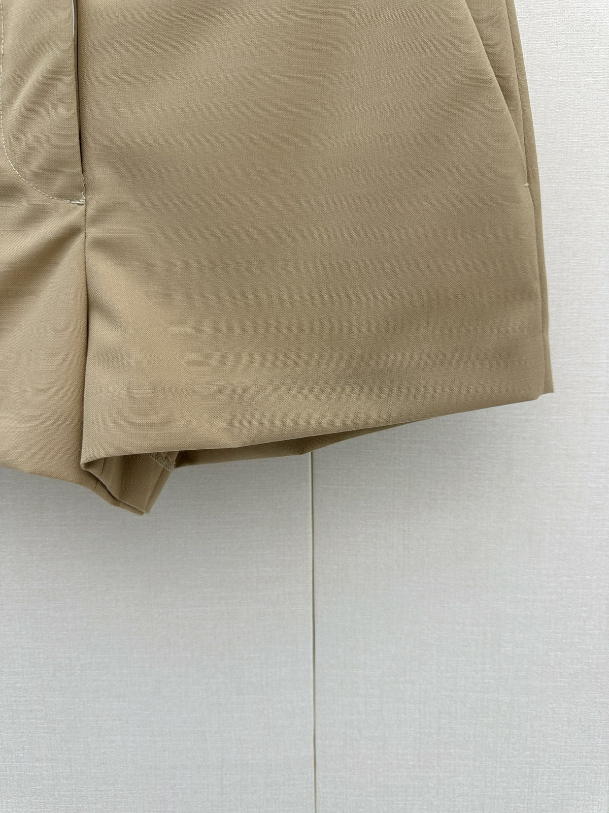 26FW New High-Waisted Wool Shorts with Small Embroidered Logo 🤎