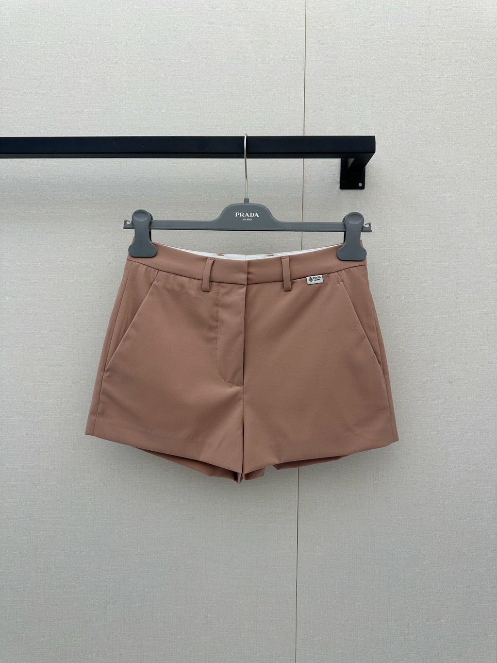 26FW New High-Waisted Wool Shorts with Small Embroidered Logo 🤎