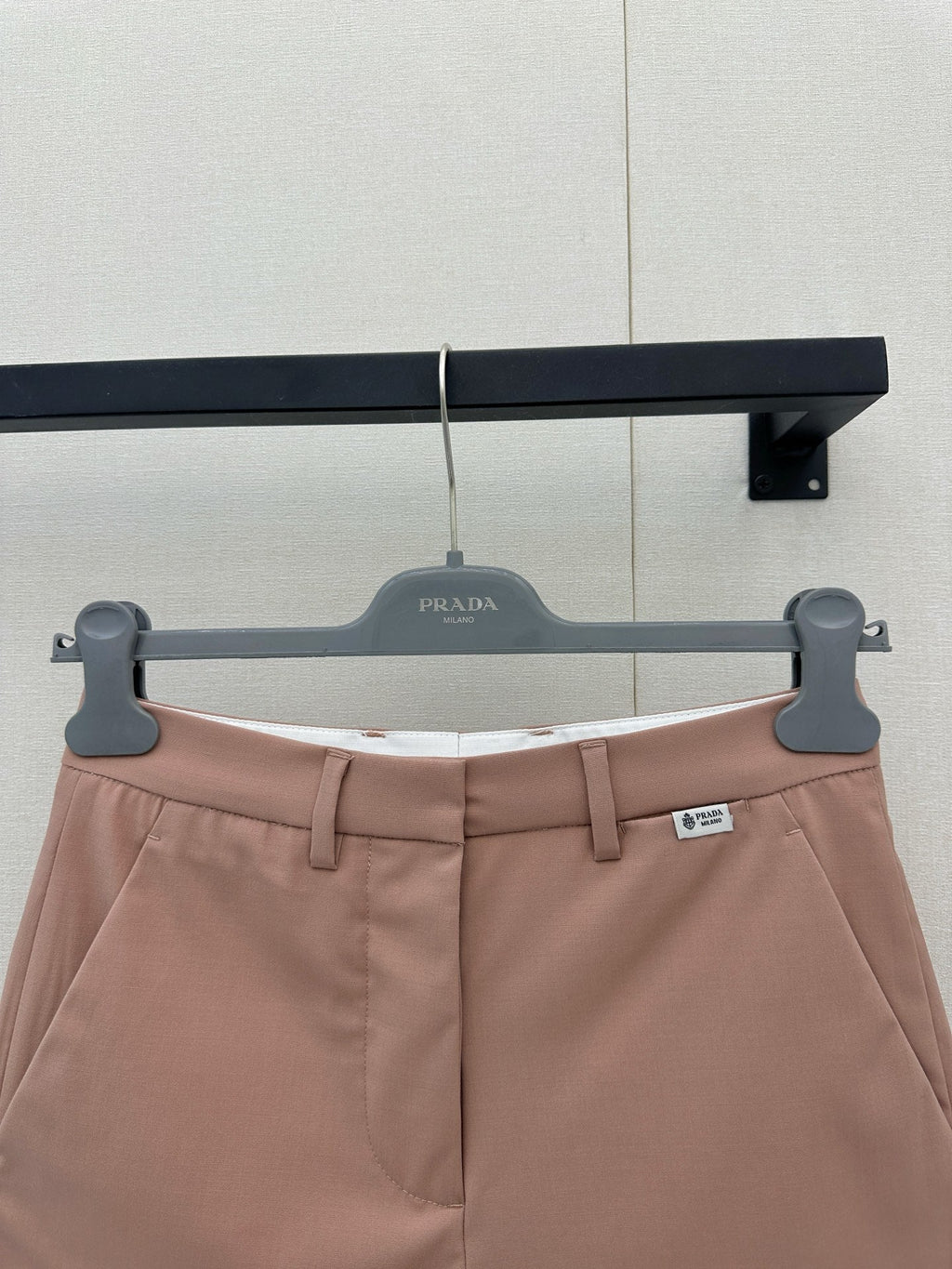 26FW New High-Waisted Wool Shorts with Small Embroidered Logo 🤎