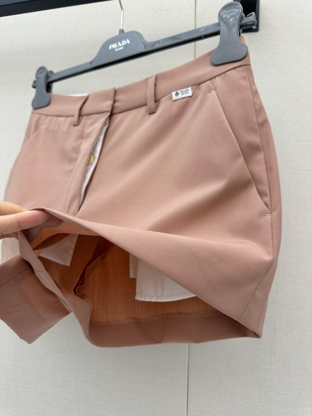 26FW New High-Waisted Wool Shorts with Small Embroidered Logo 🤎