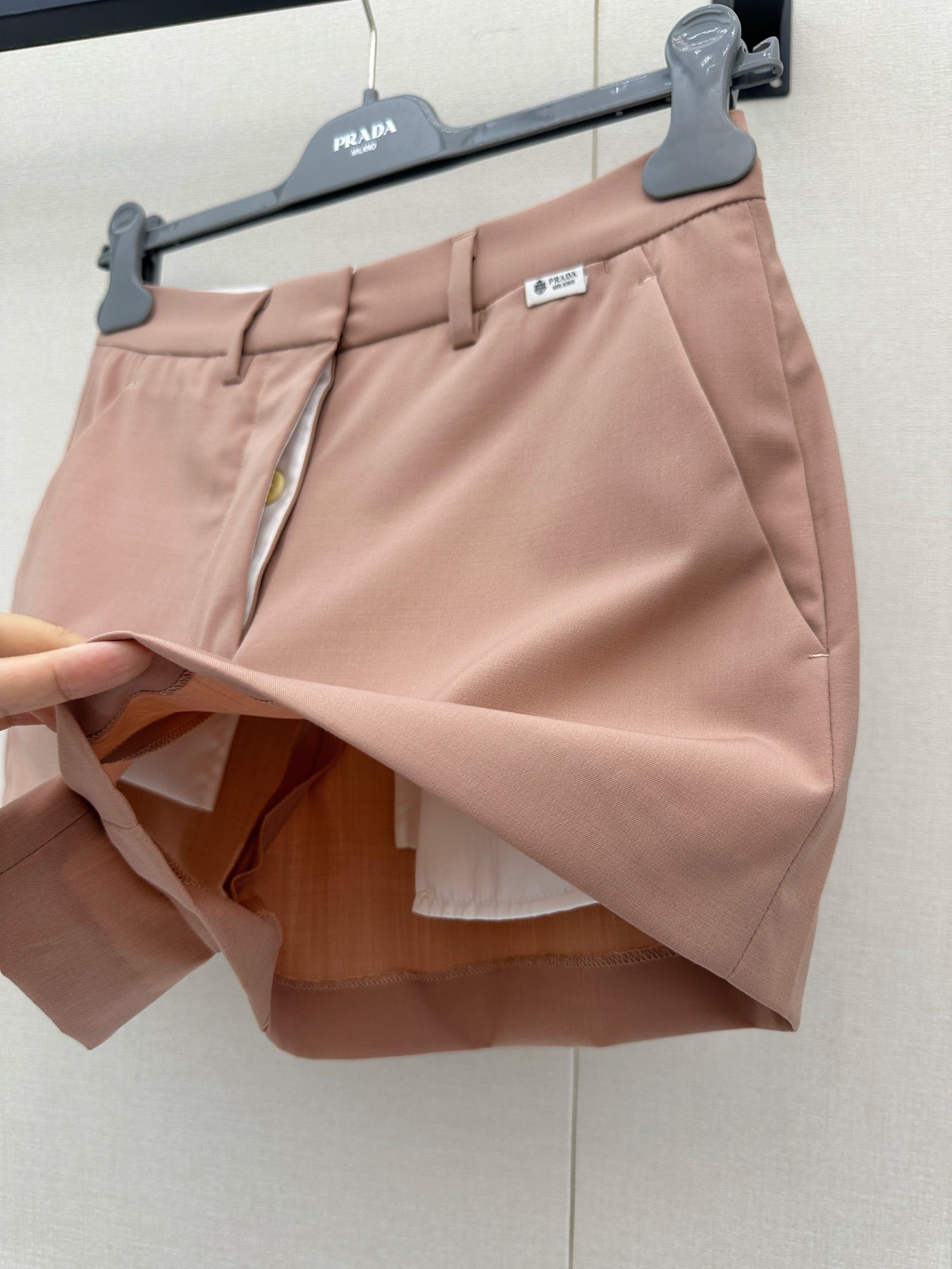 26FW New High-Waisted Wool Shorts with Small Embroidered Logo 🤎
