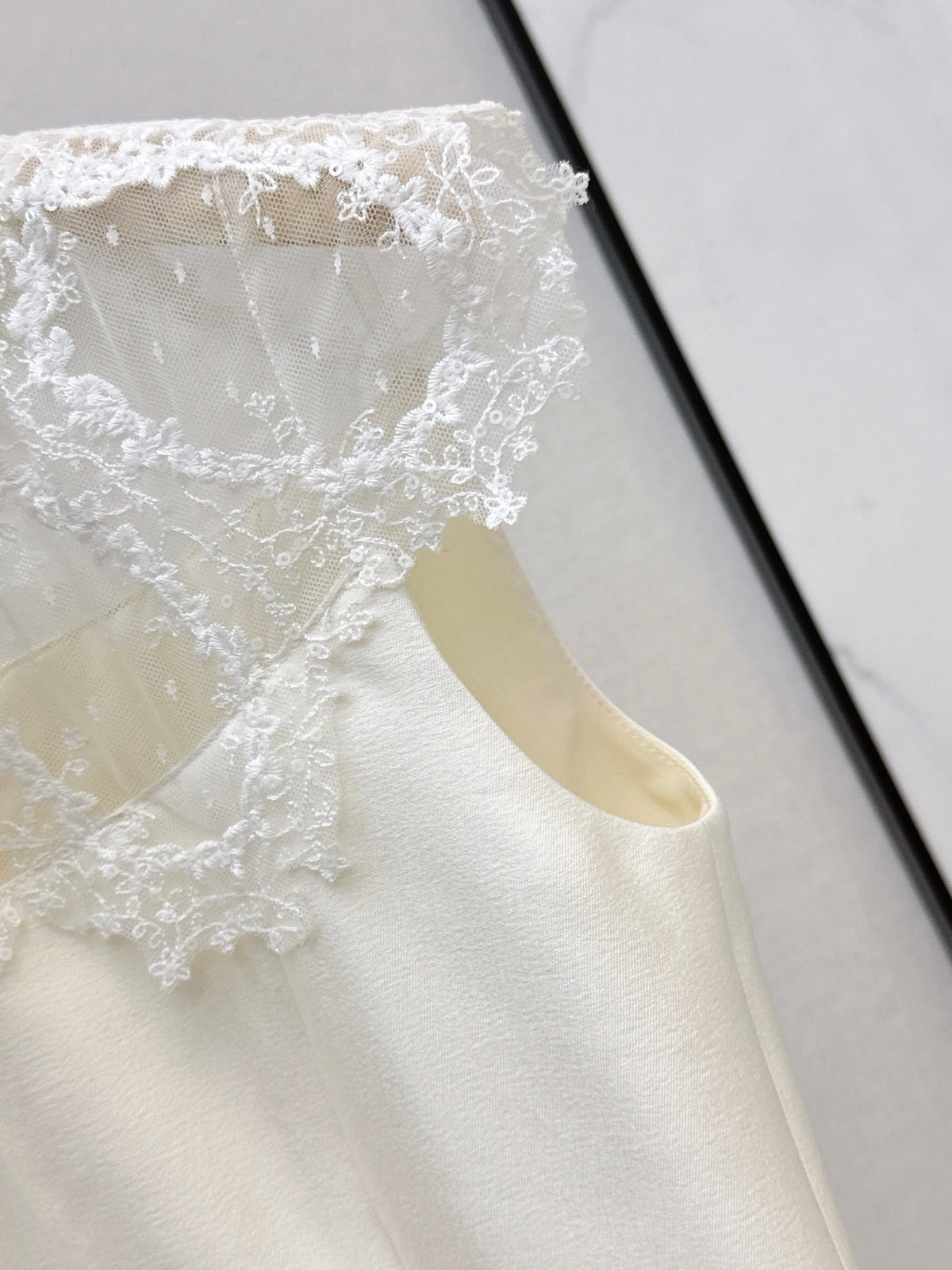 26FW New Sleeveless Dress with Lace-Panel Detail 🤍