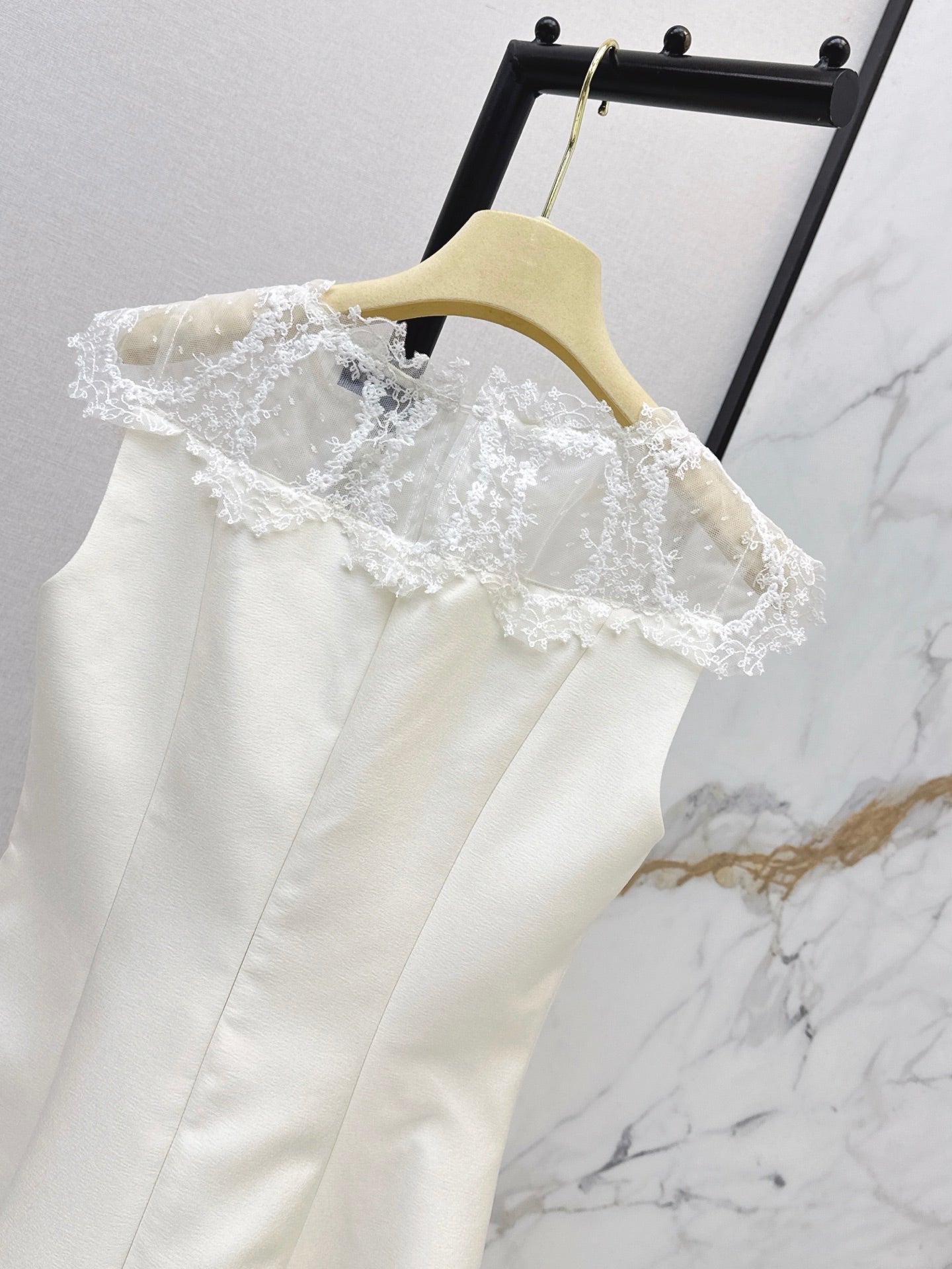 26FW New Sleeveless Dress with Lace-Panel Detail 🤍