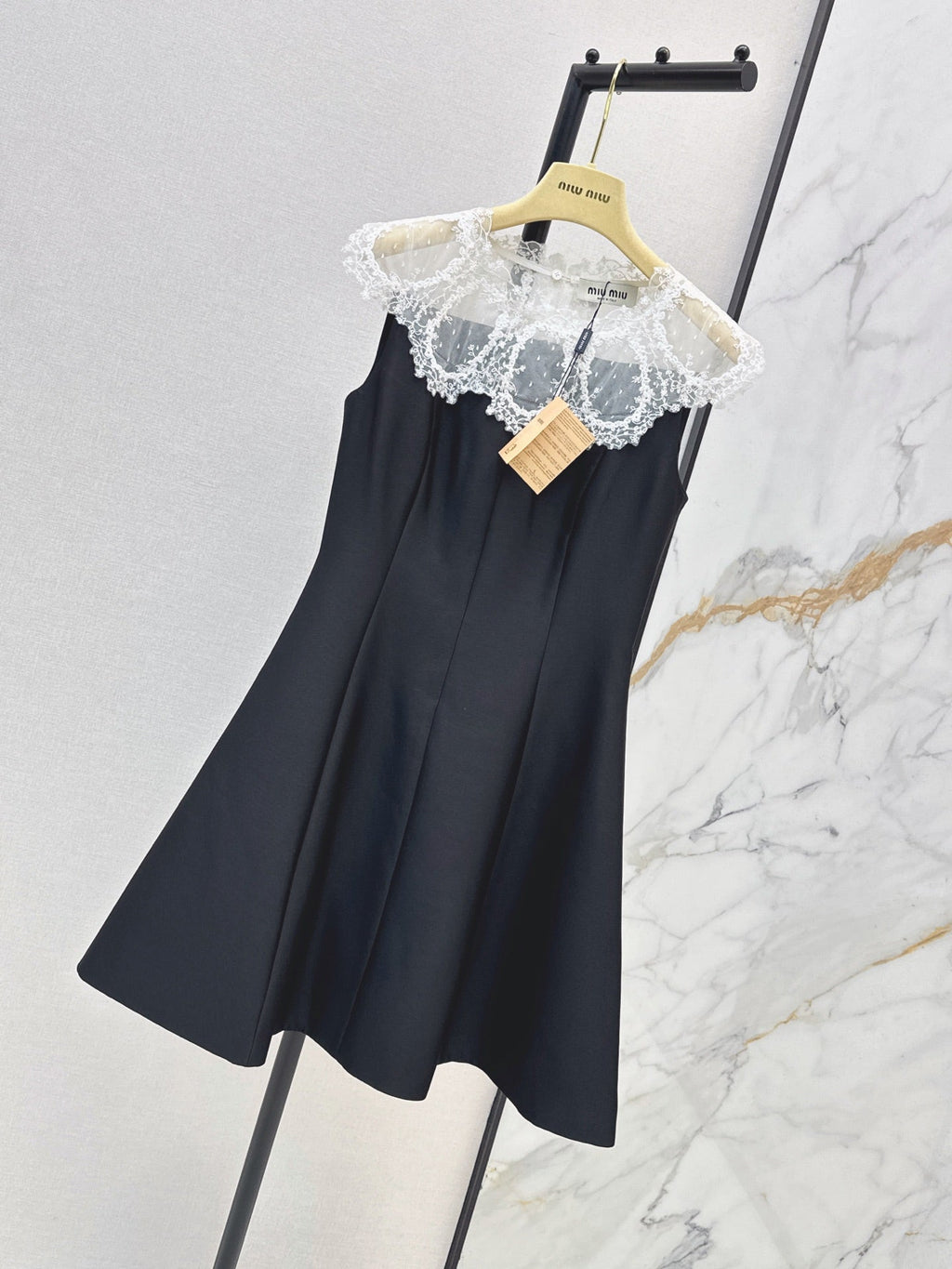 26FW New Sleeveless Dress with Lace-Panel Detail 🤍