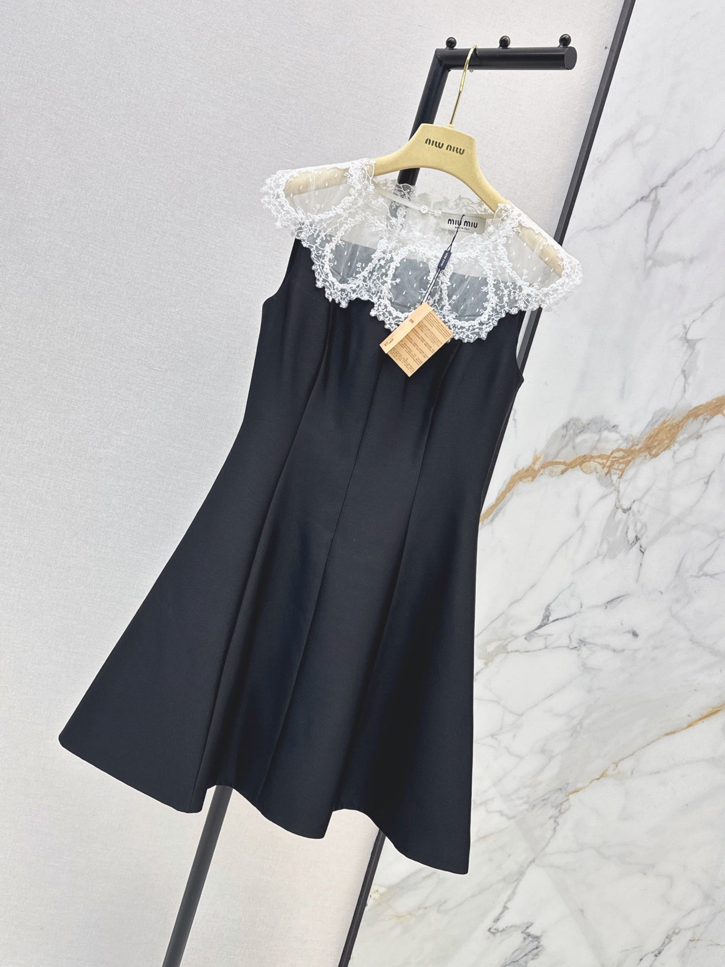 26FW New Sleeveless Dress with Lace-Panel Detail 🤍